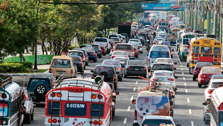 La SAT empezó a inhabilitar vehículos por la falta de pago de impuesto de circulación de tres años para atrás. (Foto Prensa Libre: Hemeroteca)