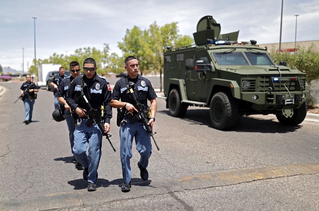 Oficiales de policía luego de un tiroteo en un supermercado en El Paso, Texas, del cual se reportan al menos 18 heridos. (Foto Prensa Libre: EFE/EPA Ivan Pierre Aguirre
