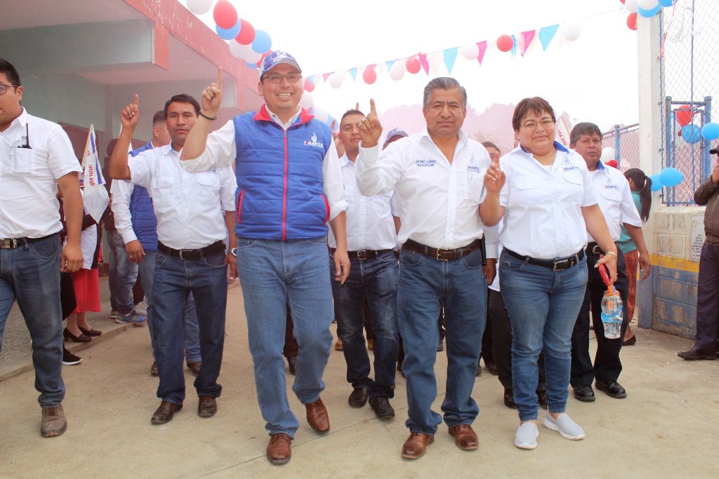 Jayro López, alcalde de Cabricán -al centro-, lo acompaña el diputado electo de Vamos, con  chaleco azul, Duay Martínez. (Foto Prensa Libre: Tomada de Facebook) 