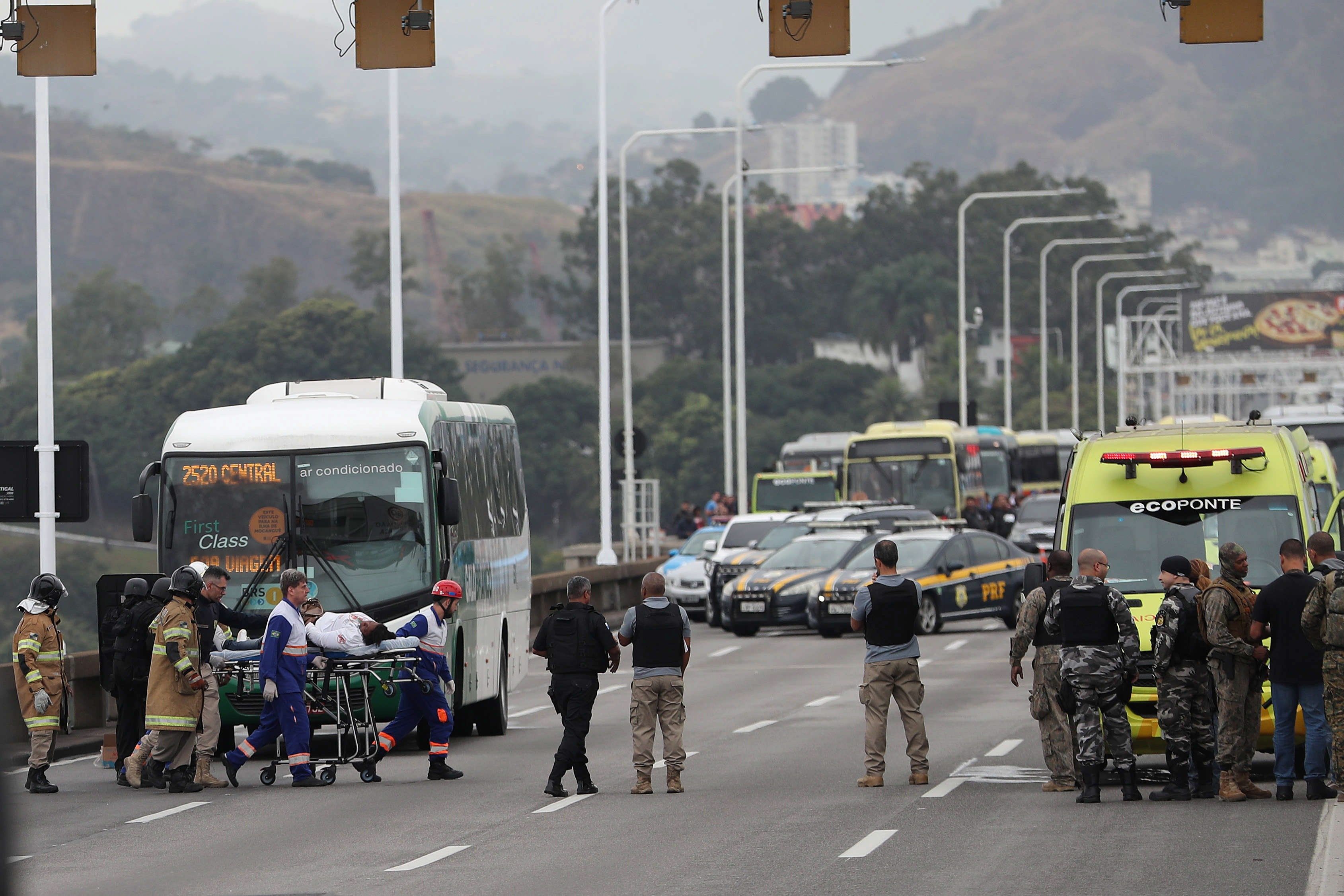 Una rehén es atendida por personal sanitario tras ser libertada por el secuestrador que la retenía en un autobús en el puente Rio-Niterói, Brasil. (Foto Prensa Libre: EFE)