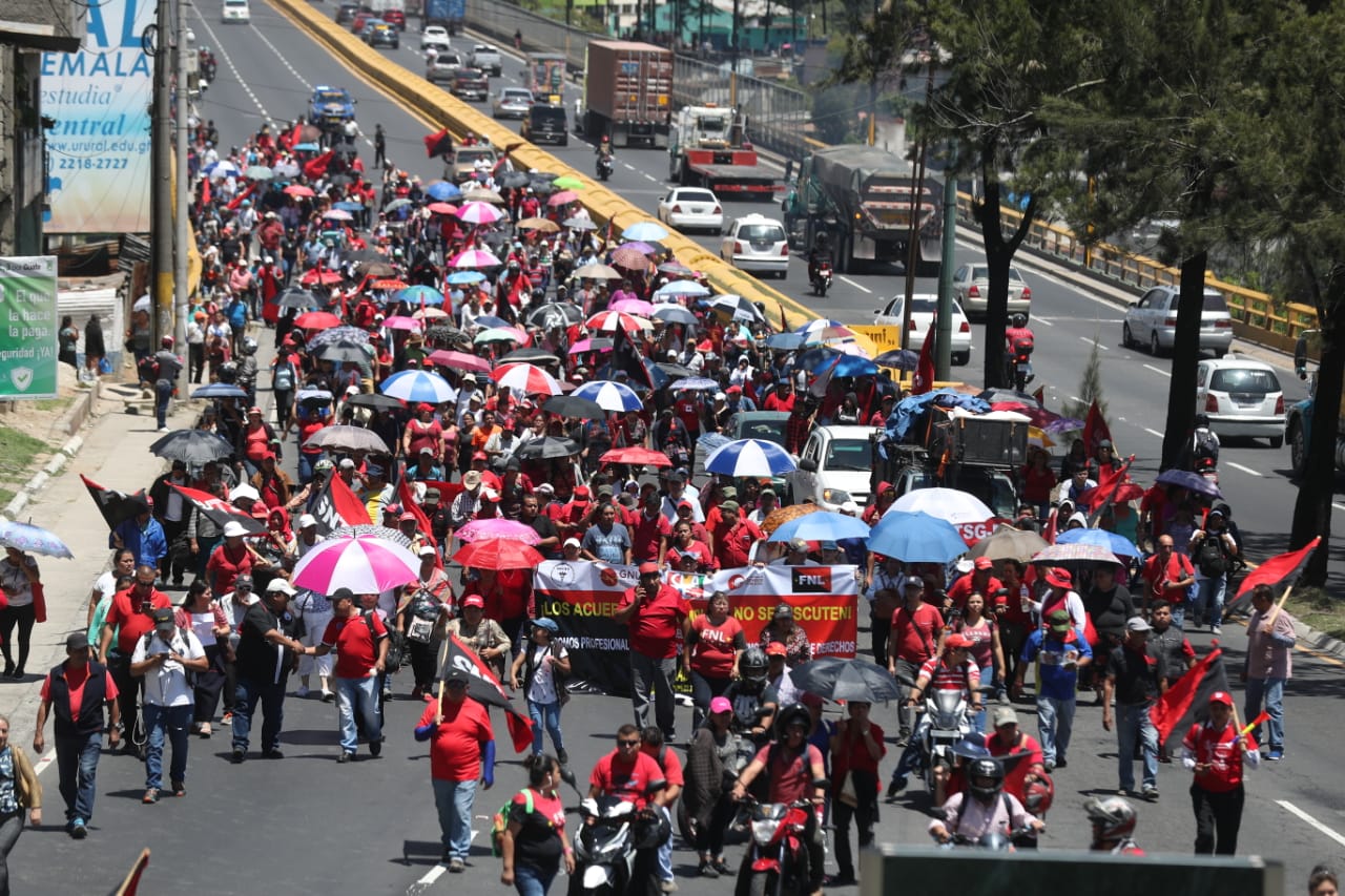 Las principales rutas del país fueron tomadas en horas de la mañana por salubristas que exigen cumplimiento de un pacto colectivo. (Foto Prensa Libre: Óscar Rivas)