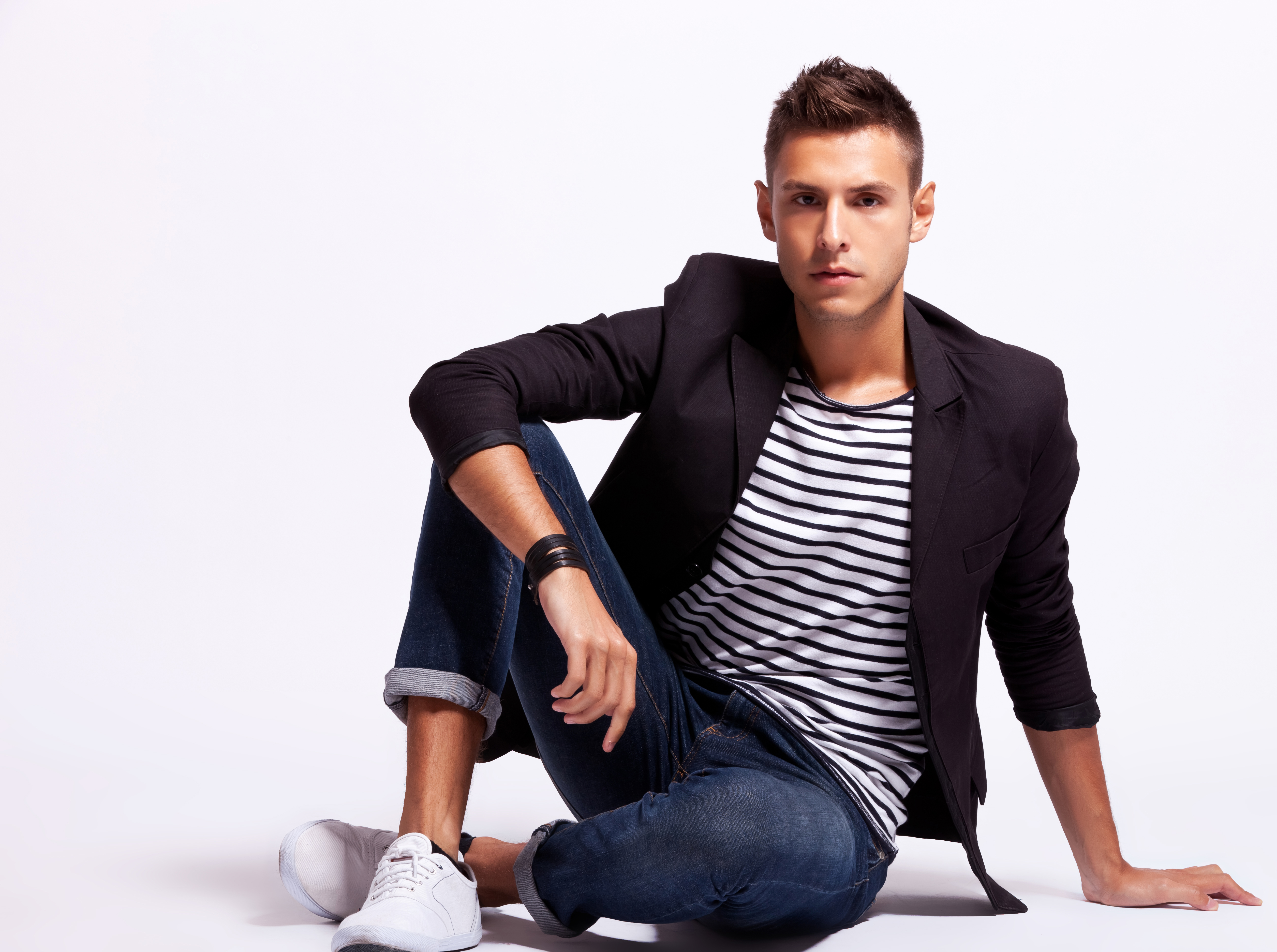 Las zapatillas deportivas son una buena idea para darle frescura a su look. (Foto Prensa Libre: Shutterstock)