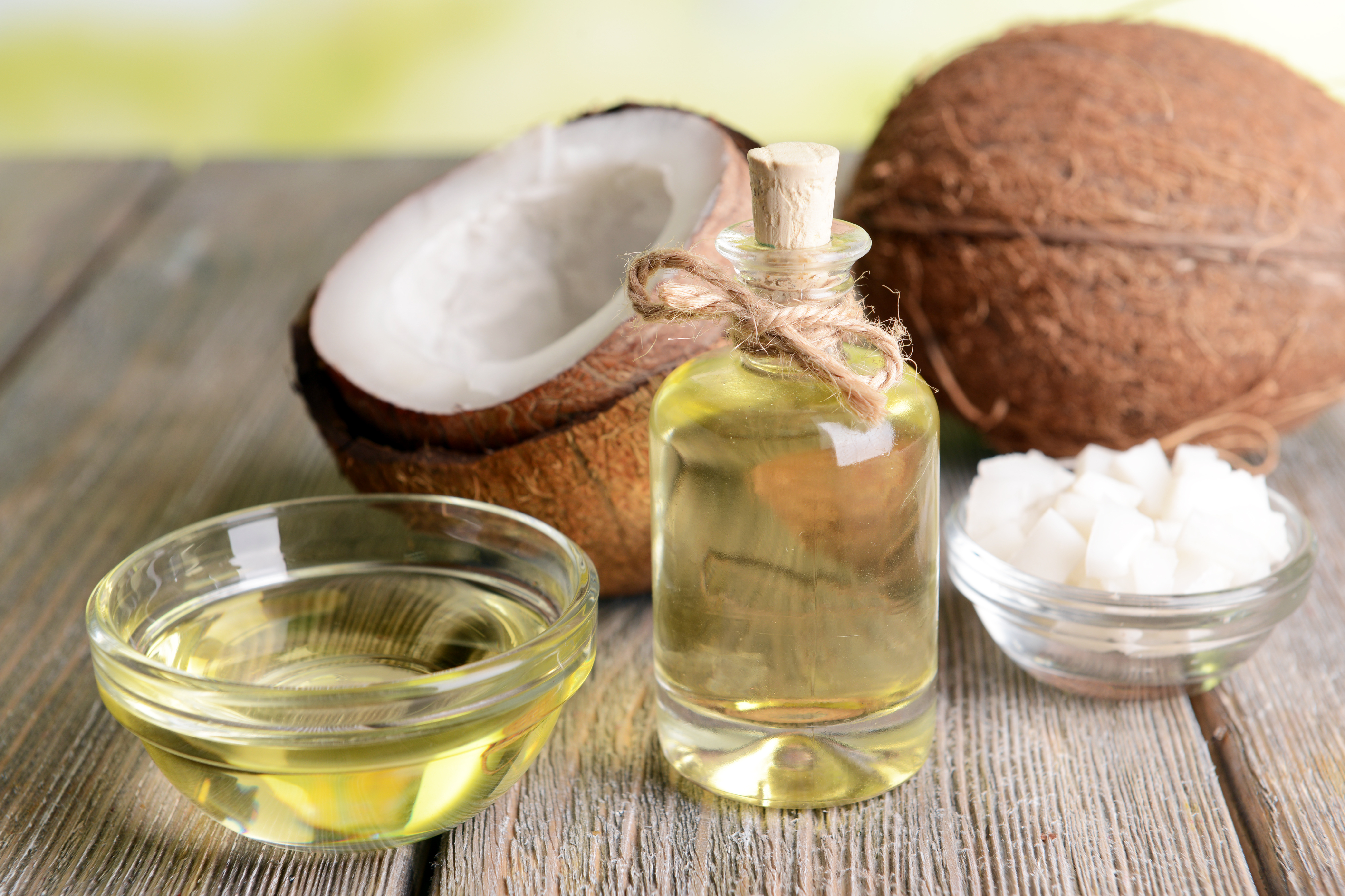 El aceite de coco es una herramienta natural que puede utilizar a su favor, para mejorar el aspecto de su piel, cabello y dientes. (Foto Prensa Libre: Shutterstock)