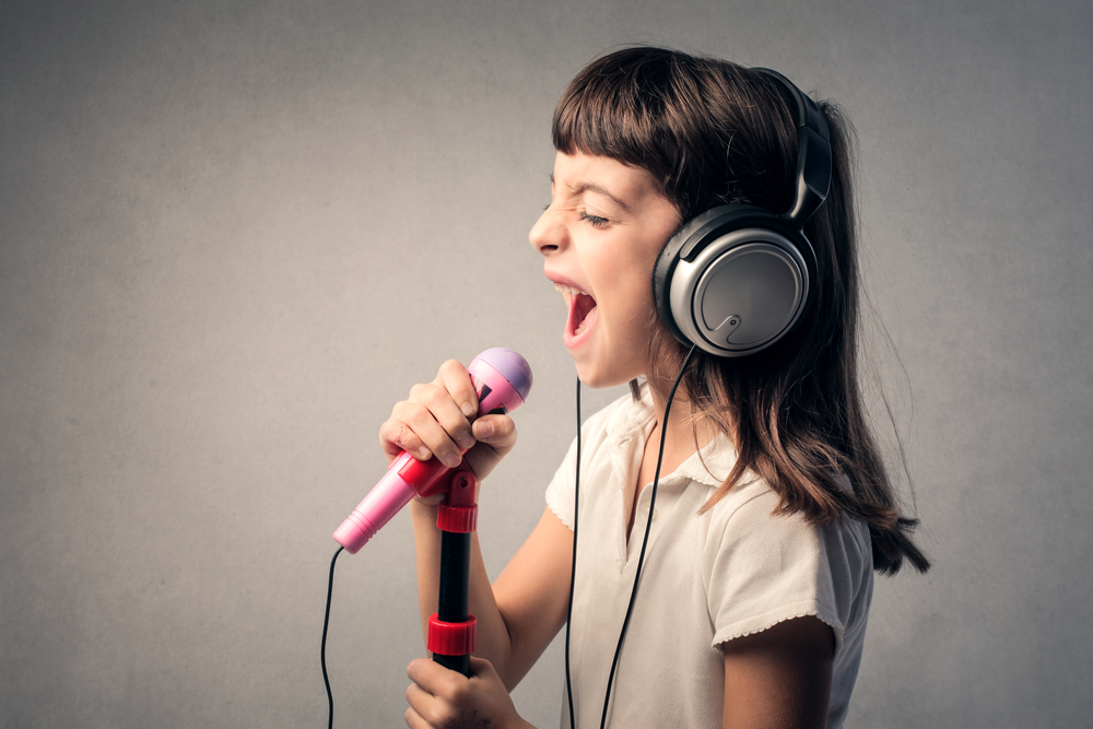 El canto tiene beneficios en el desarrollo de los niños. (Foto Prensa Libre: Shutterstock)