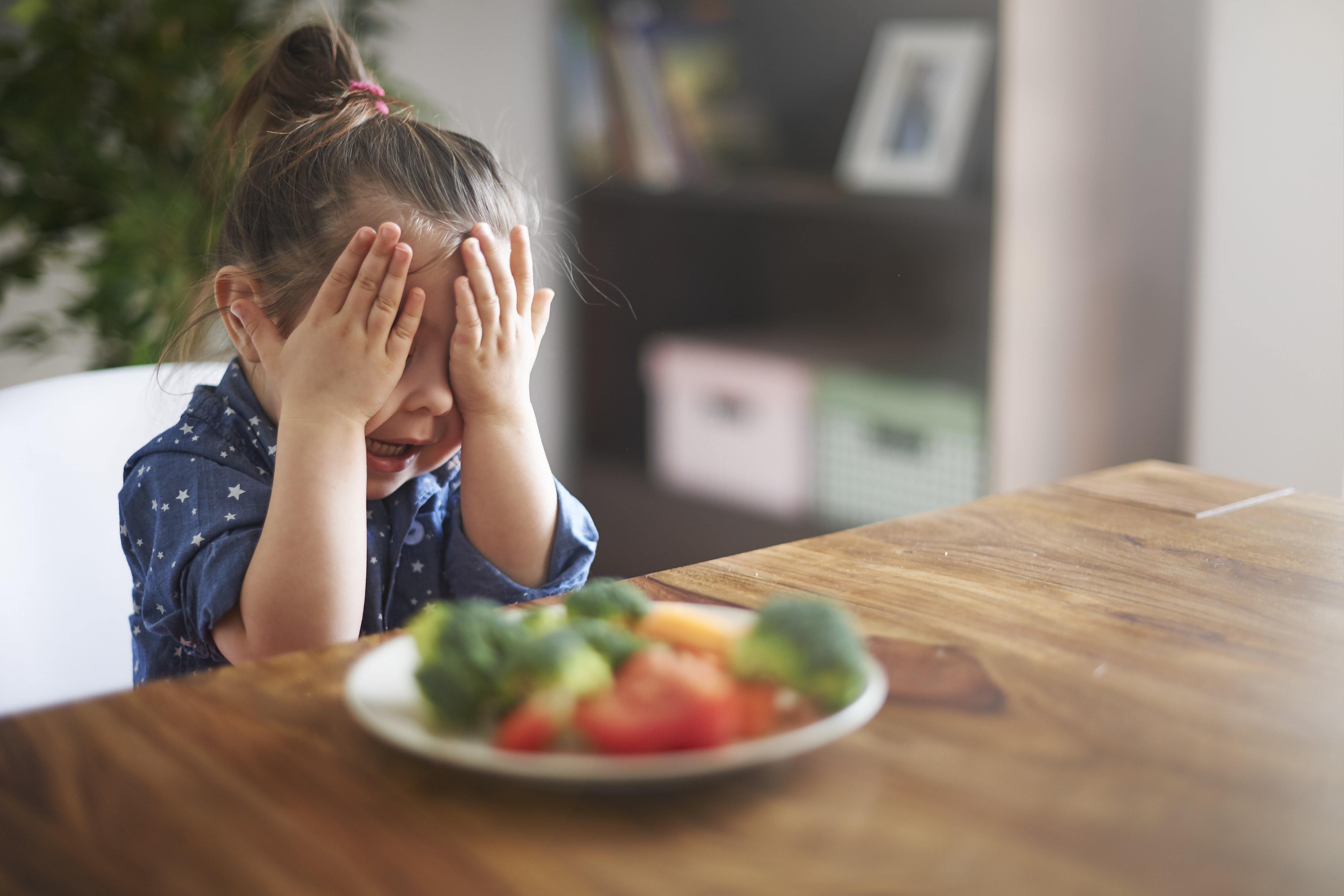 Algunos niños podrían tener dificultades en interpretar la información que llega a través de sus sentidos y que esto influya en su alimentación. (Foto Prensa Libre: Shutterstock)