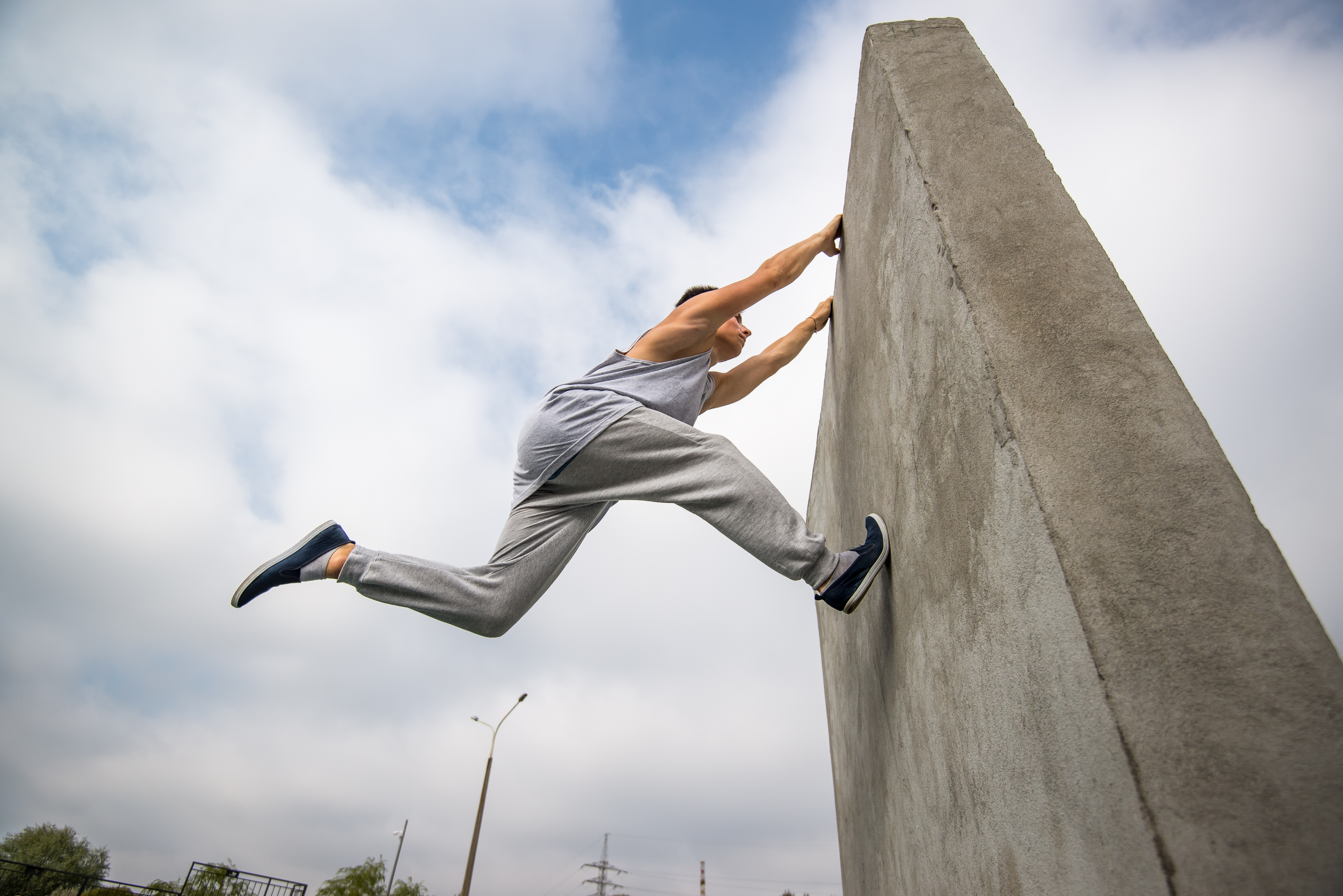 Прыжок со стены. Паркур эстетика. Паркуристы субкультура. Прыжок в стену. Прыжки по зданиям.