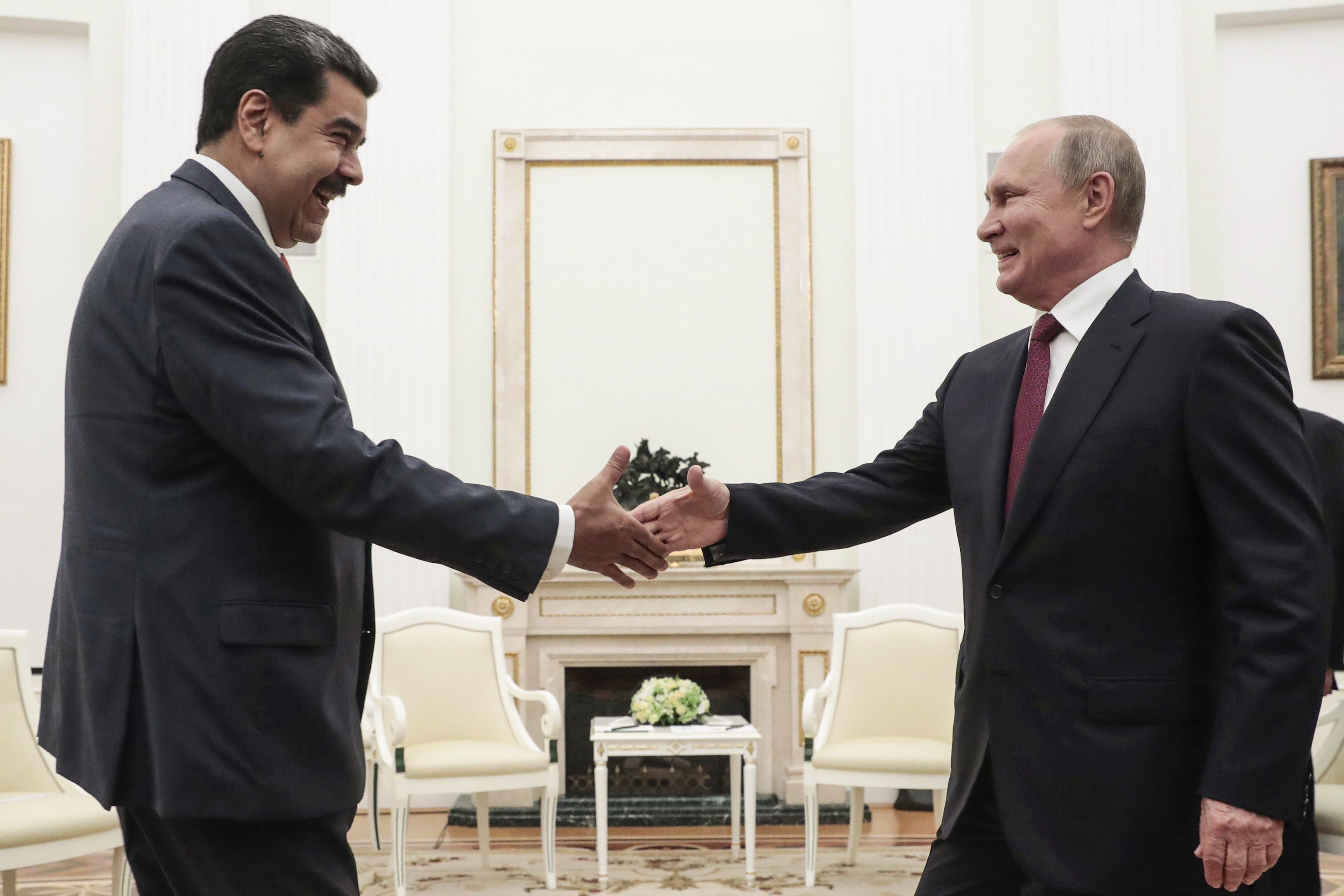 Nicolás Maduro y Vladimir Putin sonríen durante la reunión que sostuvieron este miércoles 25 de septiembre en el Kremlin. (Foto Prensa Libre: AFP) 