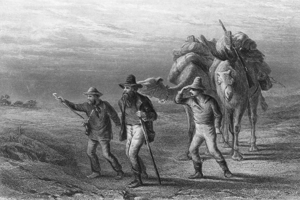 Robert Burke, William Wills y John King llegando a Cooper's Creek en 1861. (Foto Prensa Libre: Getty Images)