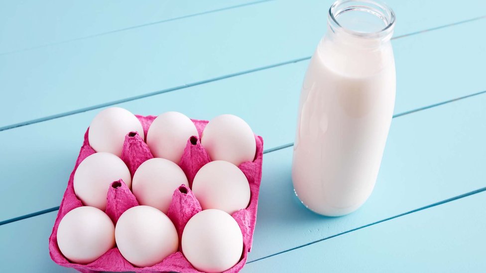 Los huevos y la leche son fuentes naturales de este nutriente. (Foto Prensa Libre: Getty Images)