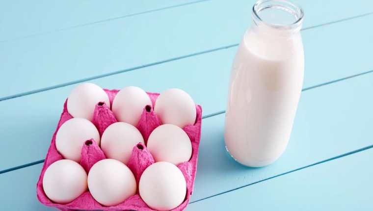 Los huevos y la leche son fuentes naturales de este nutriente.