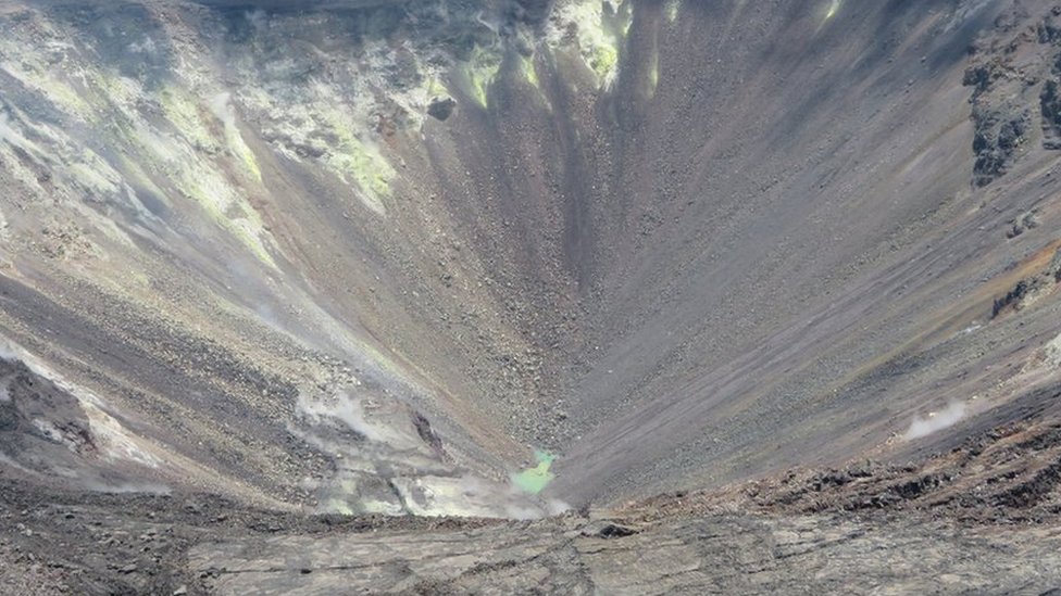 Kilauea: la extraña laguna hirviente que crece dentro del volcán en Hawái y que intriga a los científicos