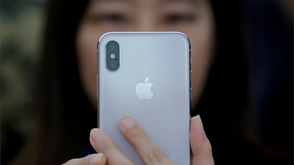 Según Apple, el hackeo de iPhones denunciado por Google se concentró exclusivamente en la comunidad uigur, una minoría étnica en la mira de las autoridades chinas. (Foto Prensa Libre: Reuters)