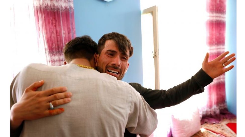 Mirwais Elmi estaba a punto de firmar el acta de matrimonio cuando ocurrió el estruendo. Foto:Reuters