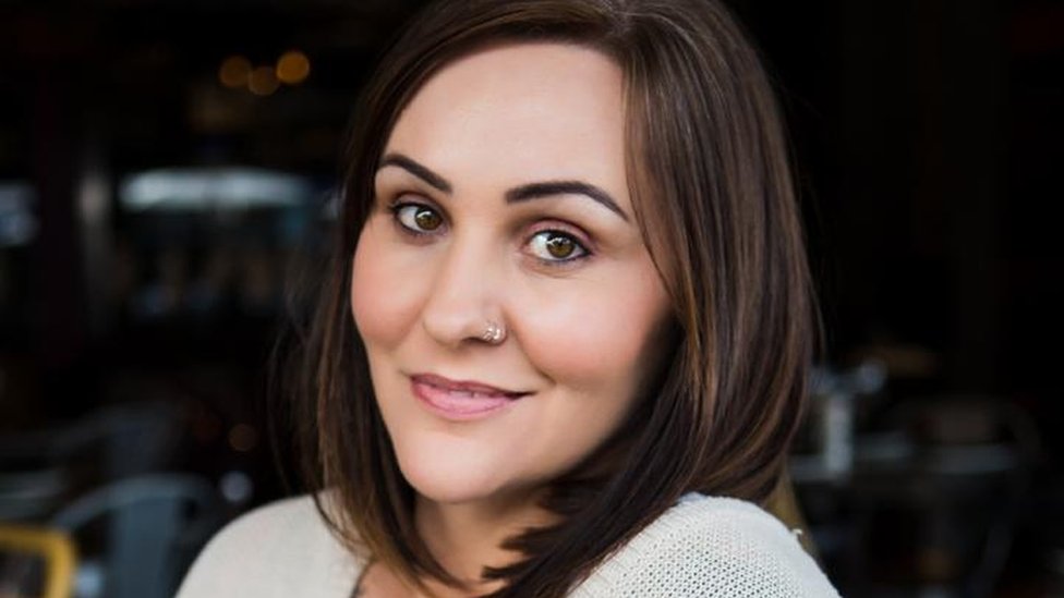 La fotógrafa Sarah Midgley, de 37 años y madre de dos hijas, fue violada hace casi una década por su exnovio. Foto:Sarah Midgley