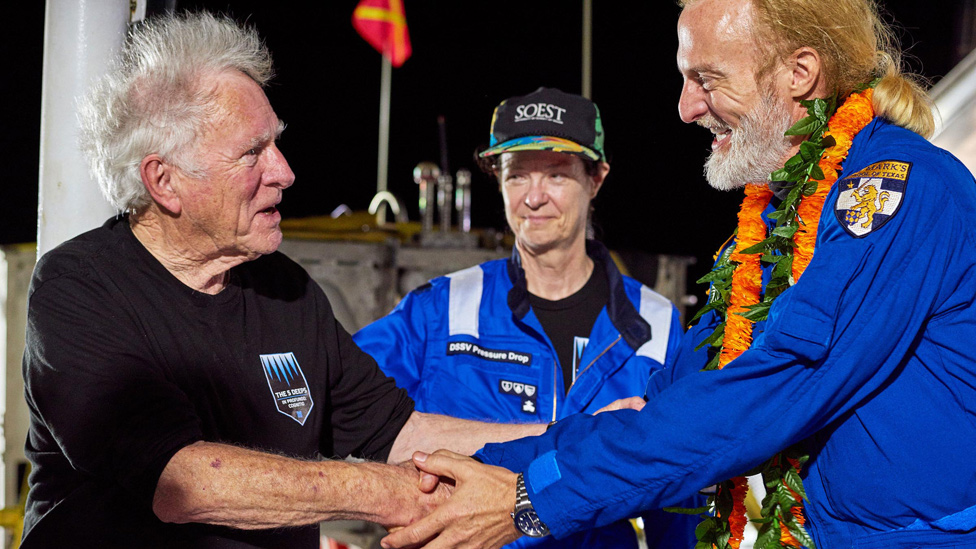 Victor Vescovo (der) fue felicitado por su hazaña por Don Walsh, quien descendió hasta la fosa de las Marianas en 1960. REEVE JOLLIFFE ATLANTIC PRODUCTIONS