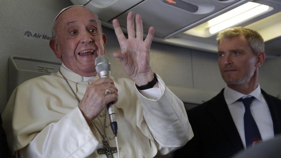 El papa hizo los comentarios en el avión a su regreso a Roma desde África. EPA