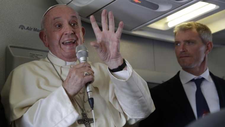 El papa hizo los comentarios en el avión a su regreso a Roma desde África. EPA
