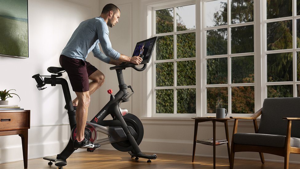 La empresa Peloton vende bicicletas estáticas con clases en vivo a través de una pantalla para entrenar en la casa.