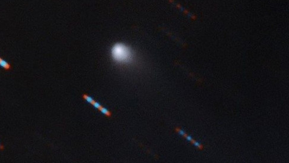 En su primera foto, el nuevo visitante interestelar muestra su cola de cometa. Las imágenes rojas y azules corresponden a estrellas de fondo que aparecen distorsionadas por el movimiento del cometa. (Foto Prensa Libre: Gemini Observatory/Aura)