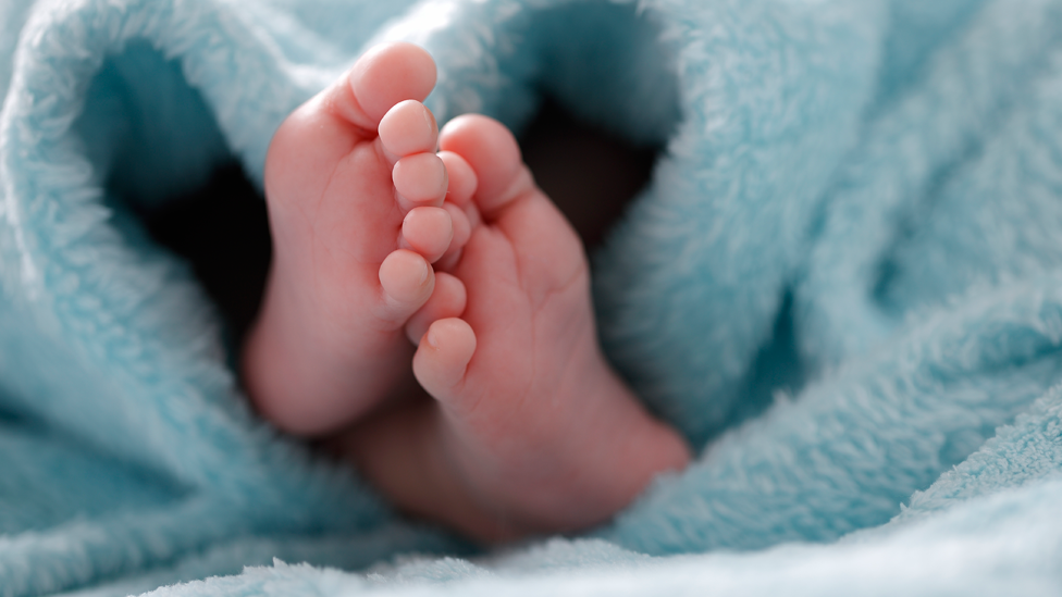 Los bebés humanos deben realizar varias rotaciones durante su pasaje por el canal de parto. (Foto Prensa Libre: Getty Images)