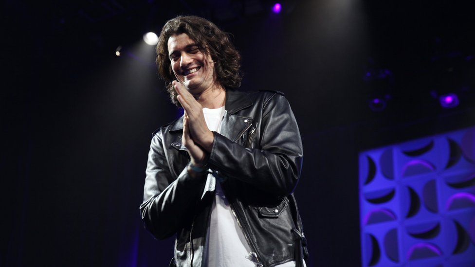 Adam Neumann dejó su cargo como director ejecutivo de WeWork, empresa que renta o compra edificios para convertirlos en espacios de trabajo compartido. (Foto Prensa Libre: Getty Images)