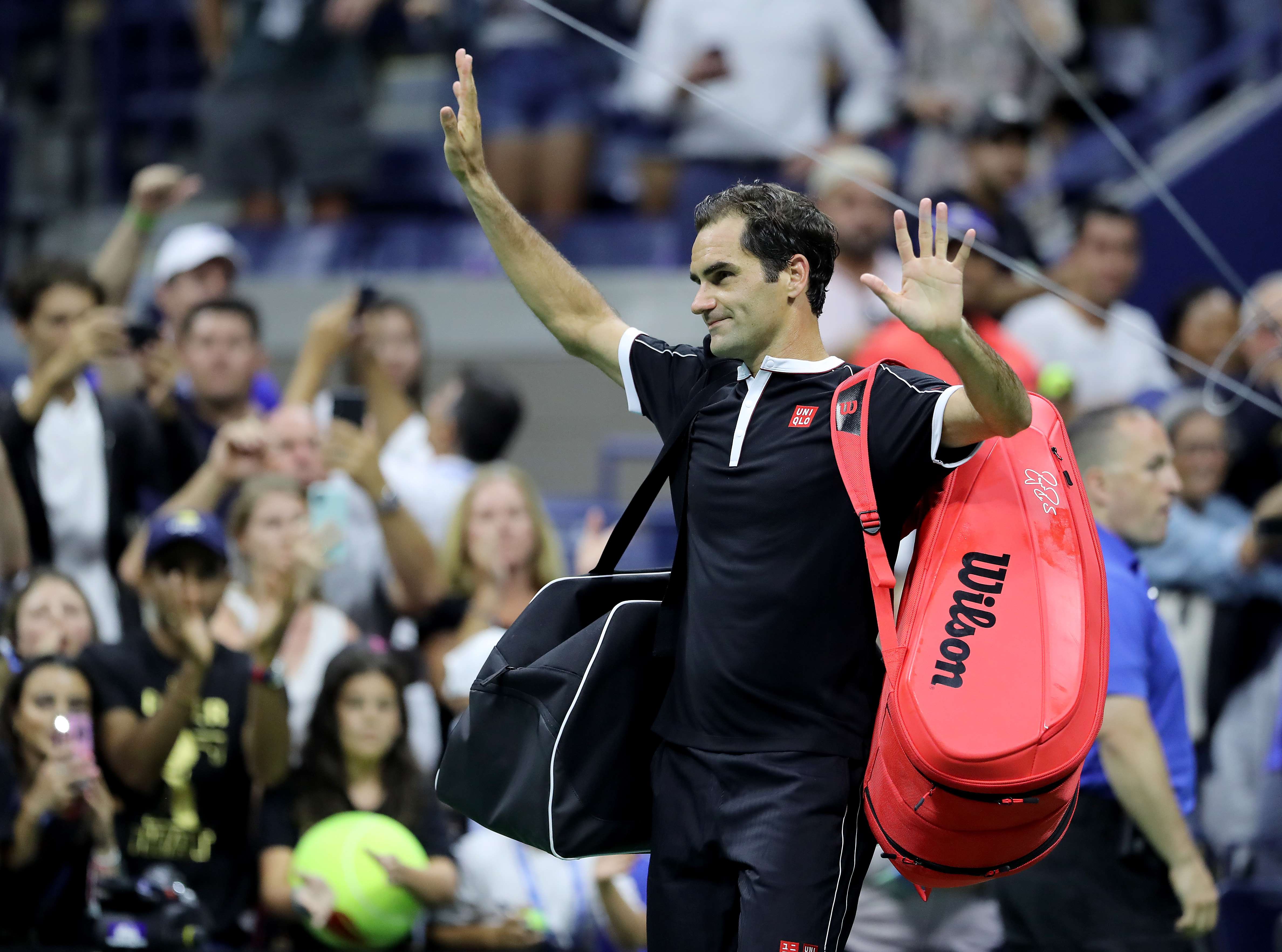 Roger Federer se despide del US Open decepcionado y prefiere no hablar de su futuro. (Foto Prensa Libre: AFP)