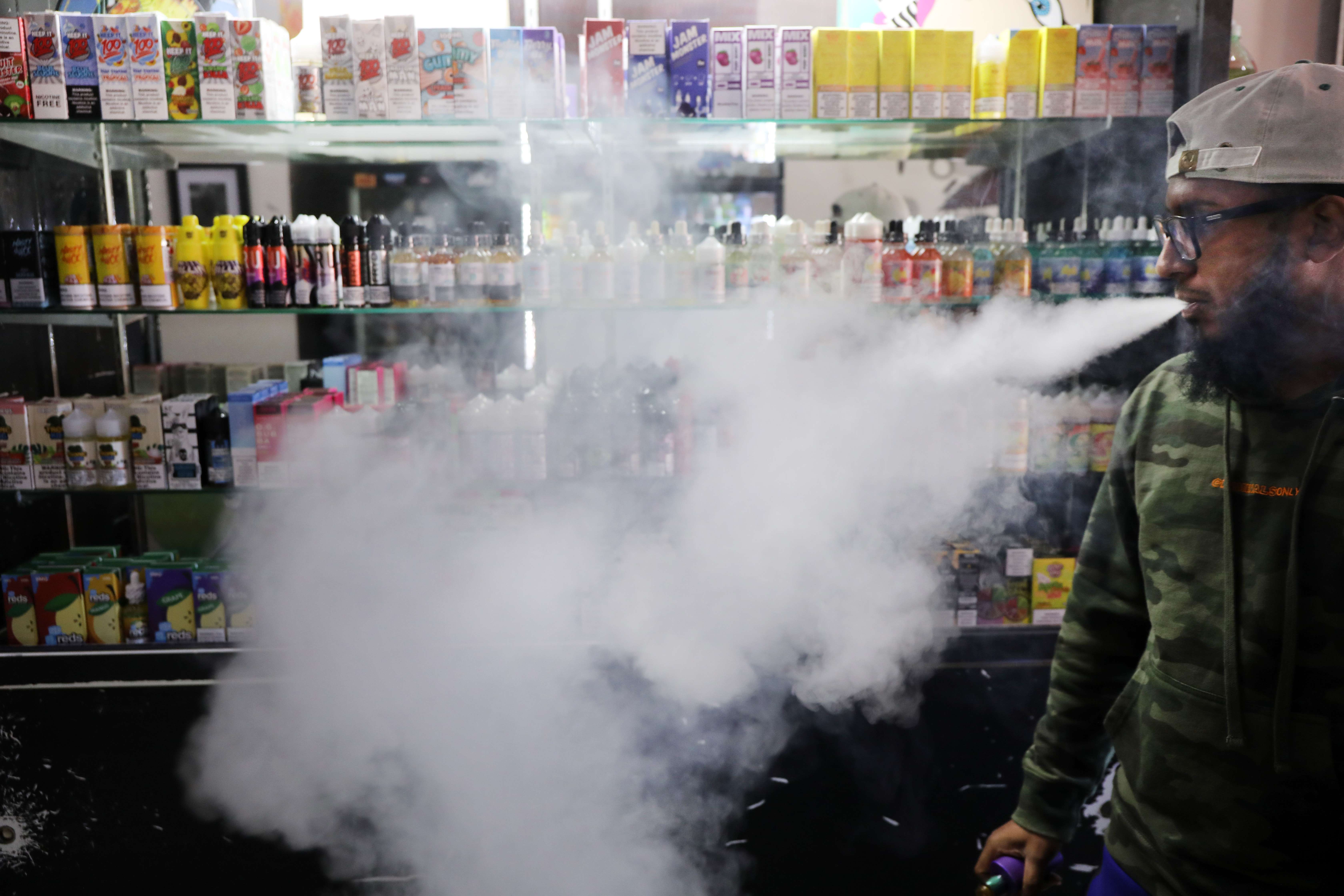 Los productos con sabor a tabaco pueden seguir vendiéndose, pero requerirán autorización de comercialización para mayo de 2020. (Foto Prensa Libre: AFP)