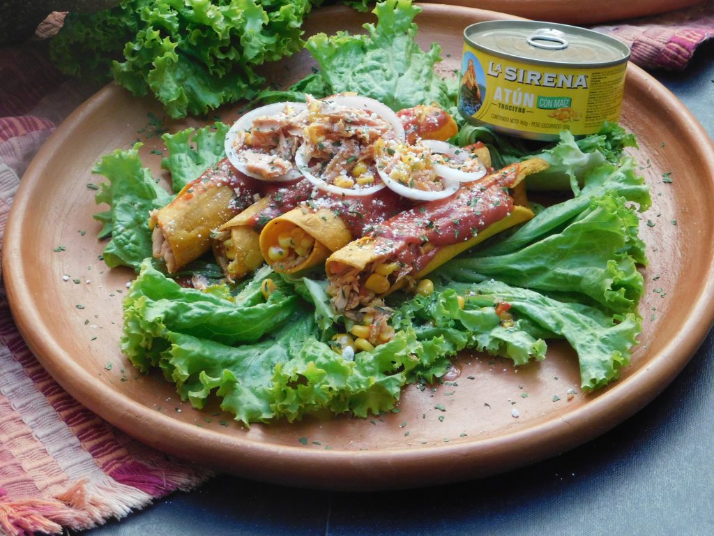 Enchiladas, tacos, garnachas, chiles rellenos, chuchitos y dobladas con