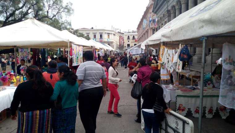 En la feria de productos orientales se podrán encontrar. tejidos, ropa, alimentos, artesanías, entre otros servicios. (Foto Prensa Libre: Raúl Juárez)