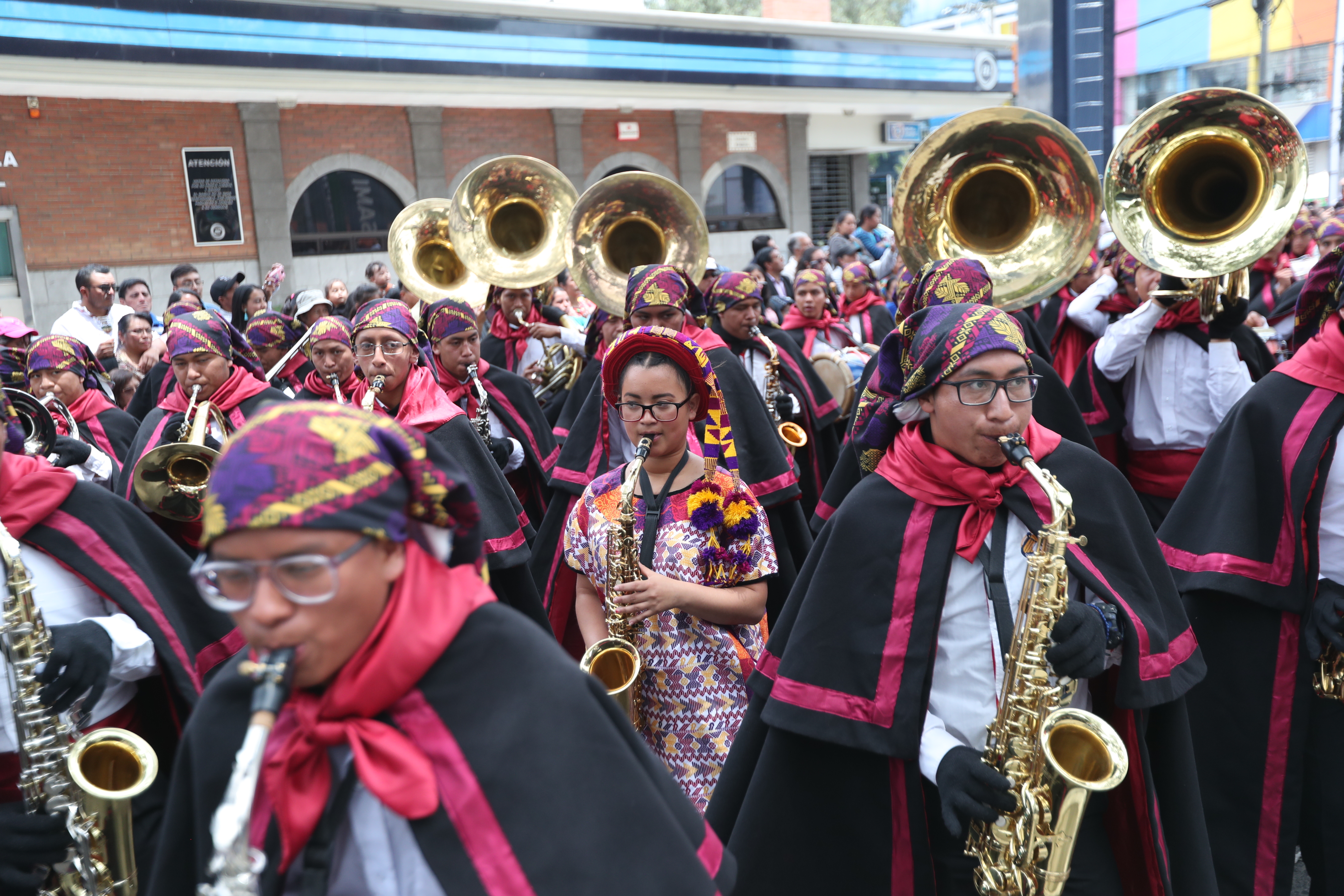 Hombres y mujeres demostraron su pasión por la música en la presentación de la banda del colegio Shekina. (Foto Prensa Libre: María Longo)  