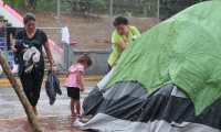 MEX2040. MATAMOROS (MÉXICO),03/09/2019.- Migrantes se resguardan de las lluvias este martes en campamentos en la ciudad de Matamoros en el estado de Tamaulipas (México). Una depresión tropical formada en las últimas horas en el Golfo de México genera fuertes lluvias en el litoral del nororiental estado de Tamaulipas y en el municipio de Matamoros, poniendo en peligro la vida de centenares de migrantes que sobreviven a la espera de cruzar a Estados Unidos.EFE/Abraham Pineda-Jacome
