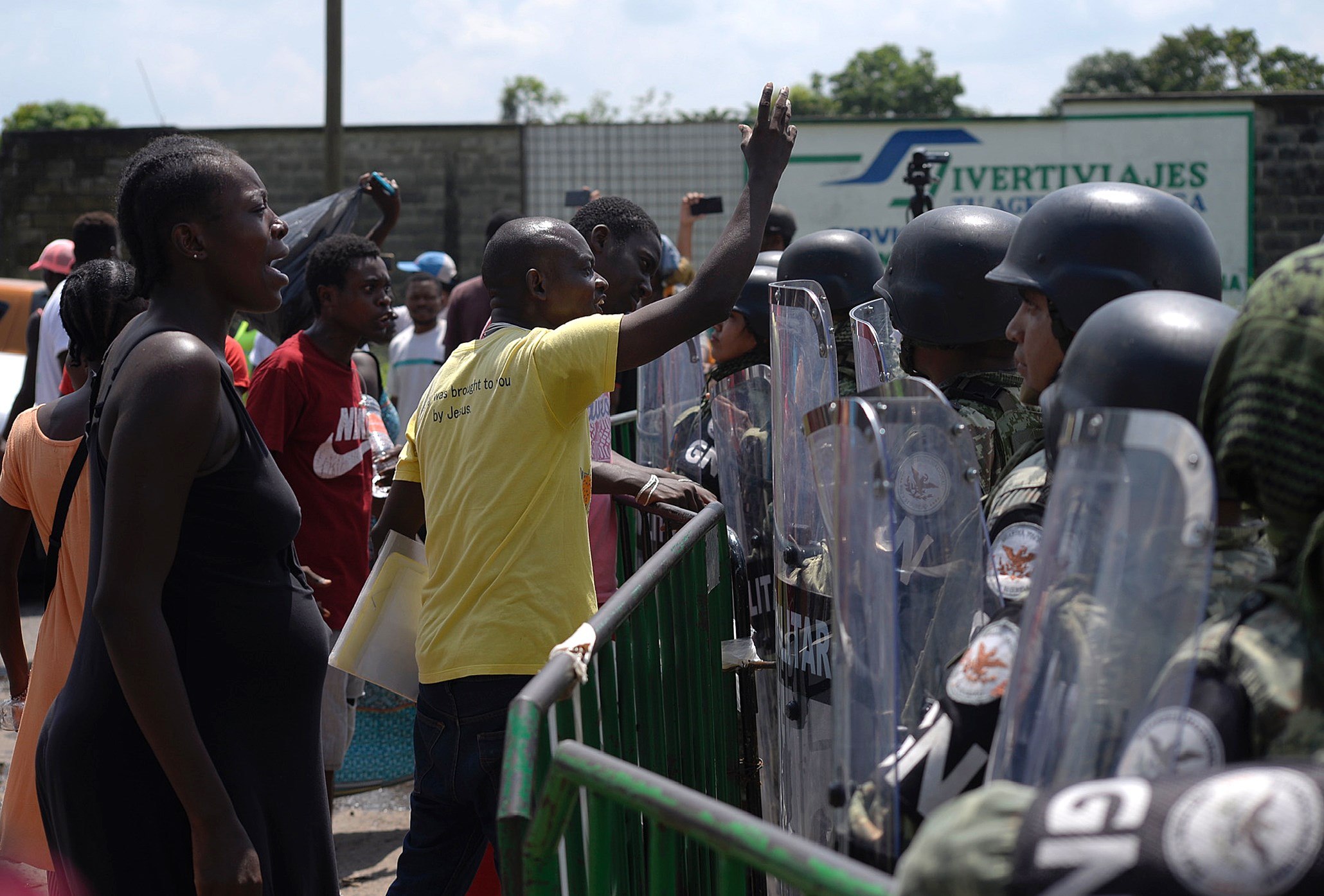 Migrantes de origen africano protestan frente a miembros de la Guardia Nacional de México. Los migrantes, que se manifiestan desde hace varios días, acusan a las autoridades de tenerlos varados en Chiapas. (Foto Prensa Libre: EFE)