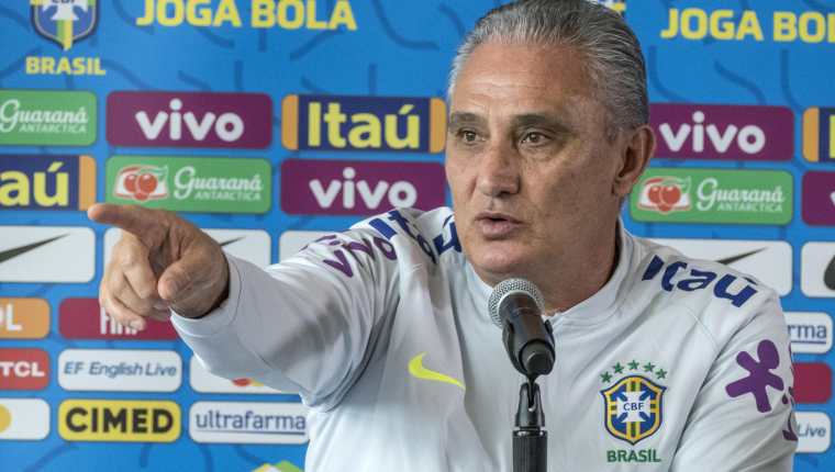 El seleccionador brasileño, Adenor Leonardo Bacchi, "Tite", habla durante una conferencia de prensa ofrecida este jueves. (Foto Prensa Libre: EFE)