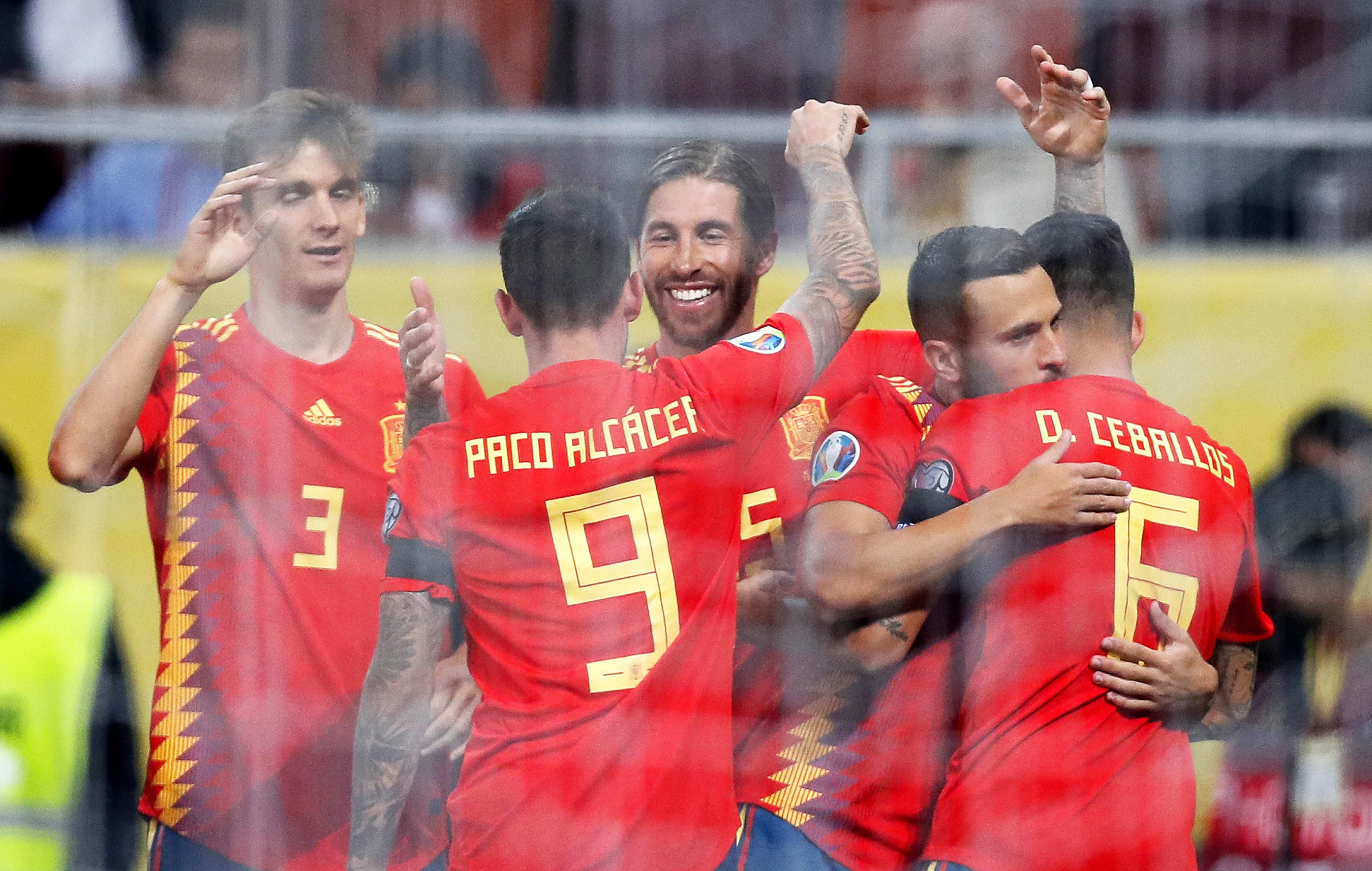 La Selección de España celebra el triunfo en su camino a la Euro. (Foto Prensa Libre: AFP)