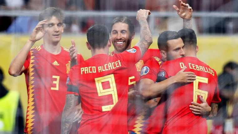 La Selección de España celebra el triunfo en su camino a la Euro. (Foto Prensa Libre: AFP)
