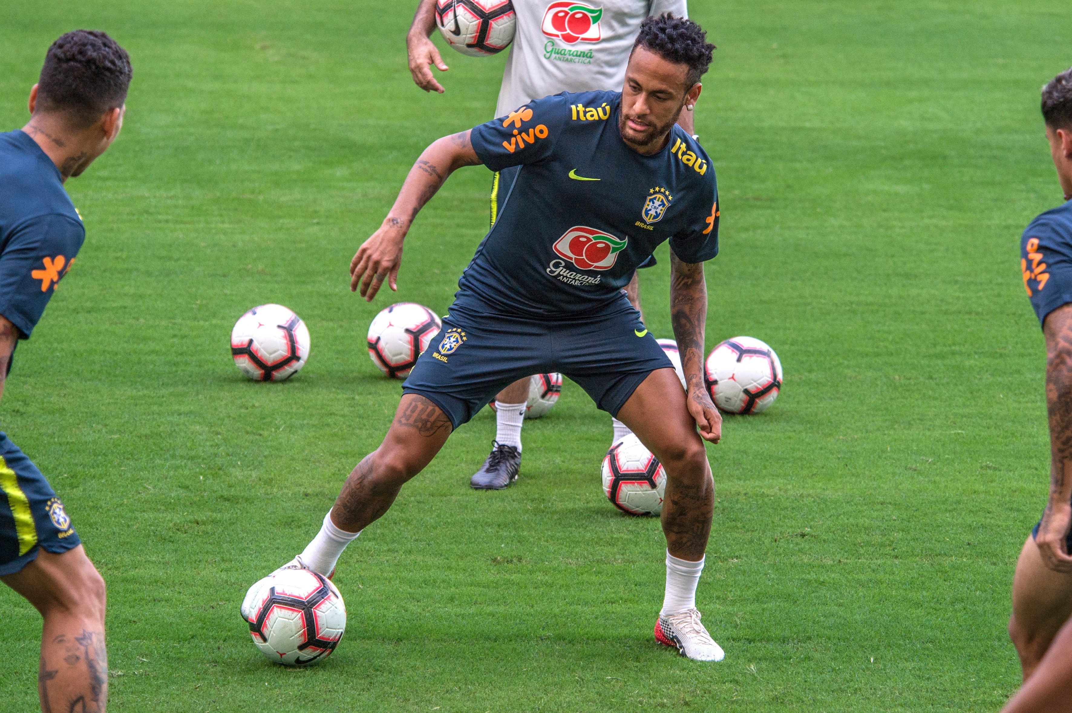 El jugador de la selección nacional de Brasil Neymar Jr. participa en un entrenamiento en el Hard Rock Stadium. (Foto Prensa Libre: EFE)