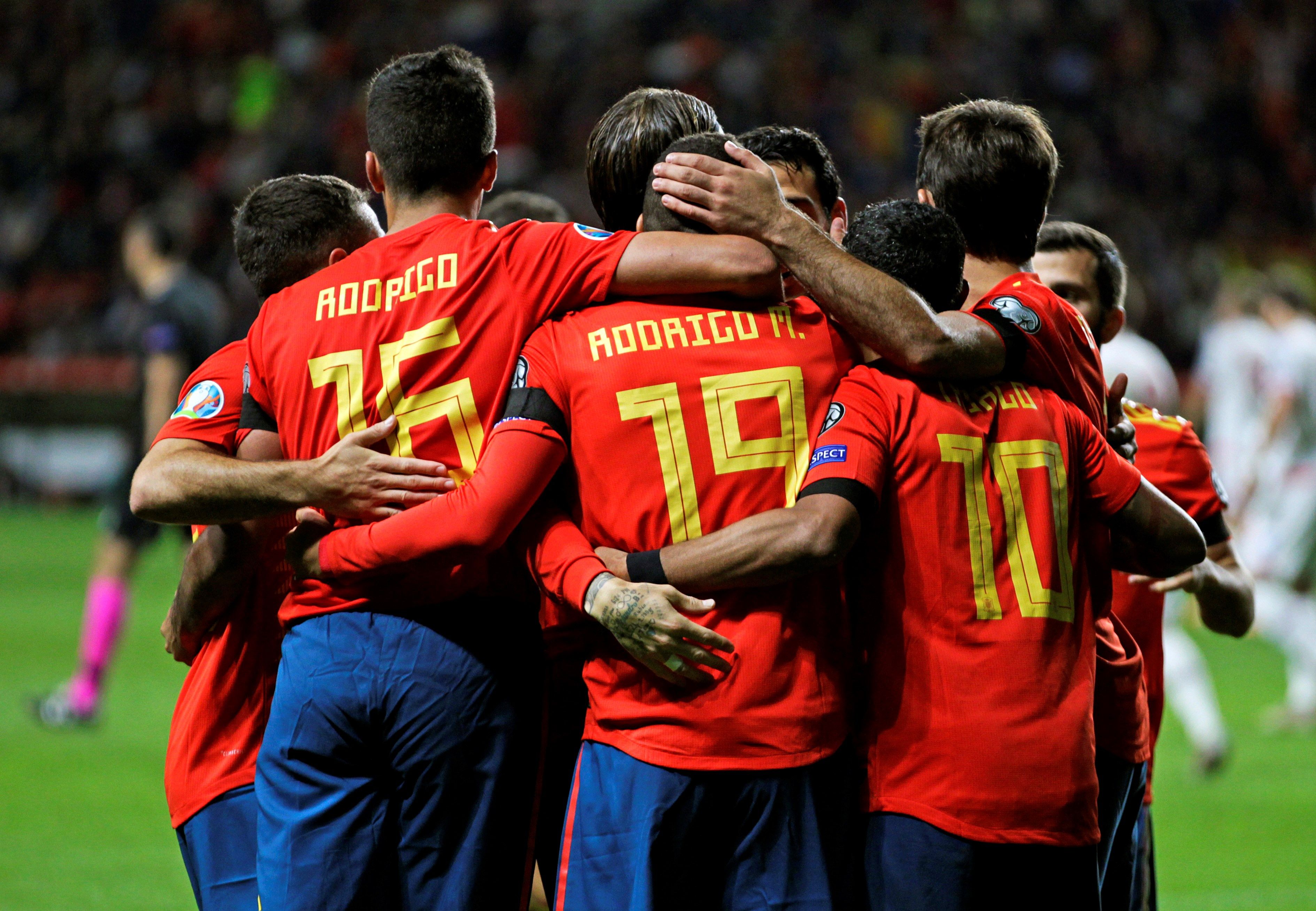 Los jugadores de la selección española celebran el segundo gol. (Foto Prensa Libre: EFE)