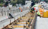 MIA18. SEATTLE (WA, EEUU), 10/09/2019.- Fotografía cedida por la agencia estatal de transporte Sound Transit donde aparecen dos obreros mientras trabajan en la renovación del puente flotante Homer M. Hadley Memorial sobre el lago Washington, el 16 de abril de 2019, en Seattle (EE.UU.). La ciudad de Seattle avanza en la construcción sobre el lago Washington del que será en 2023 el "primer" tren sobre un puente flotante, en medio de los carriles para vehículos del viaducto Homer M. Hadley Memorial y con el gran reto hacerlo muy liviano y evitar el contacto eléctrico con el agua. EFE/Sound Transit/SOLO USO EDITORIAL/NO VENTAS