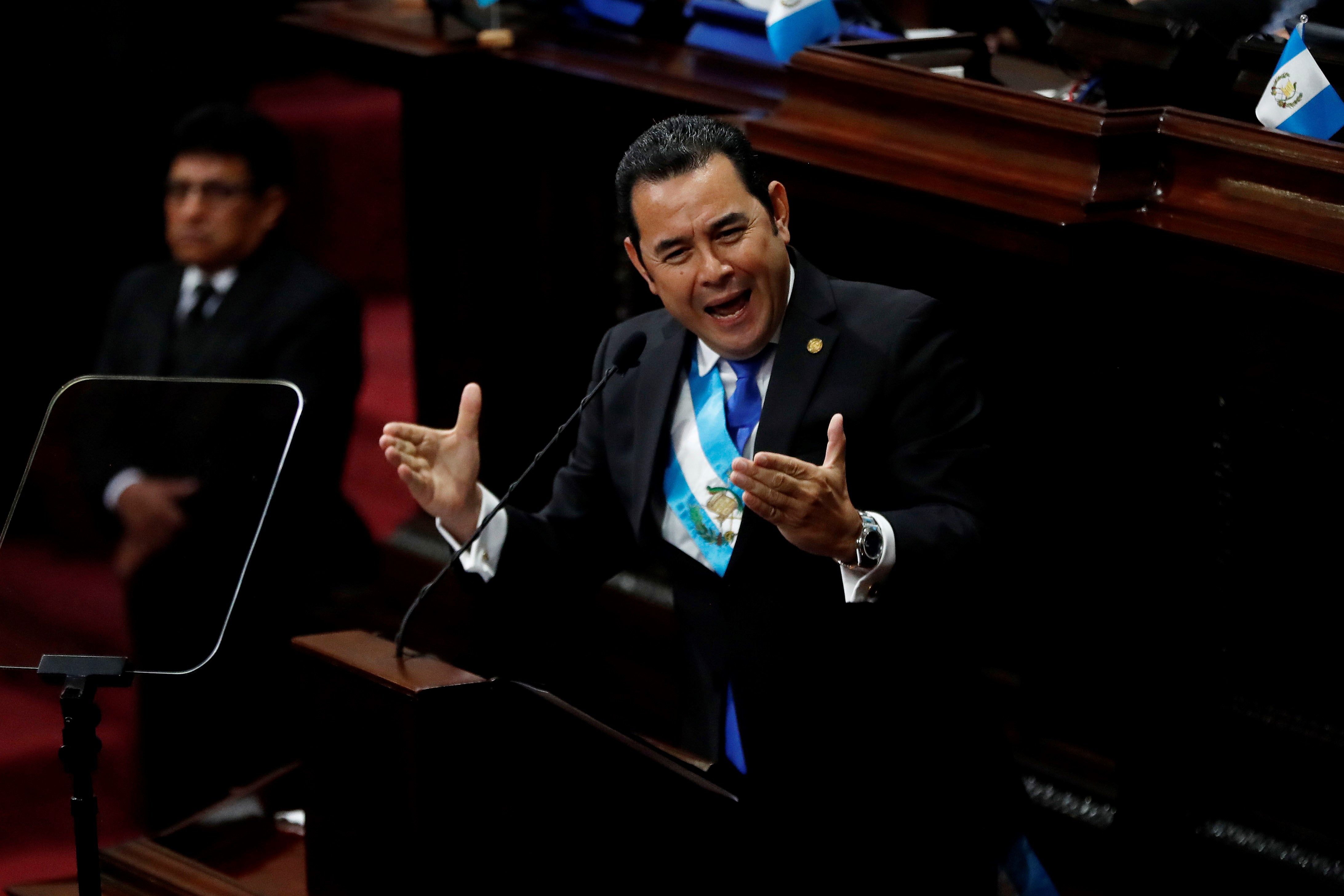El presidente de Guatemala, Jimmy Morales, habla en el Congreso durante la sesión solemne por el Día de la Independencia (Foto Prensa Libre: EFE)