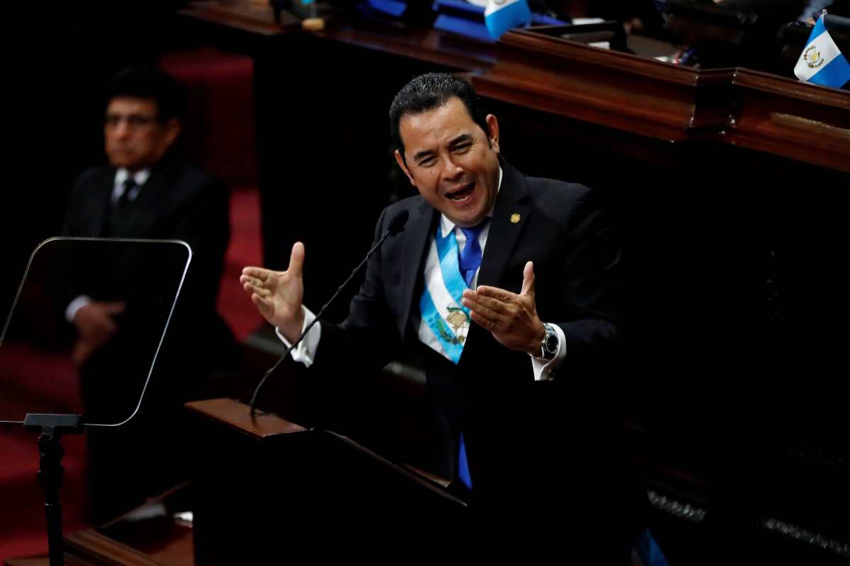 El presidente de Guatemala, Jimmy Morales, habla en el Congreso durante la sesión solemne por el Día de la Independencia (Foto Prensa Libre: EFE)