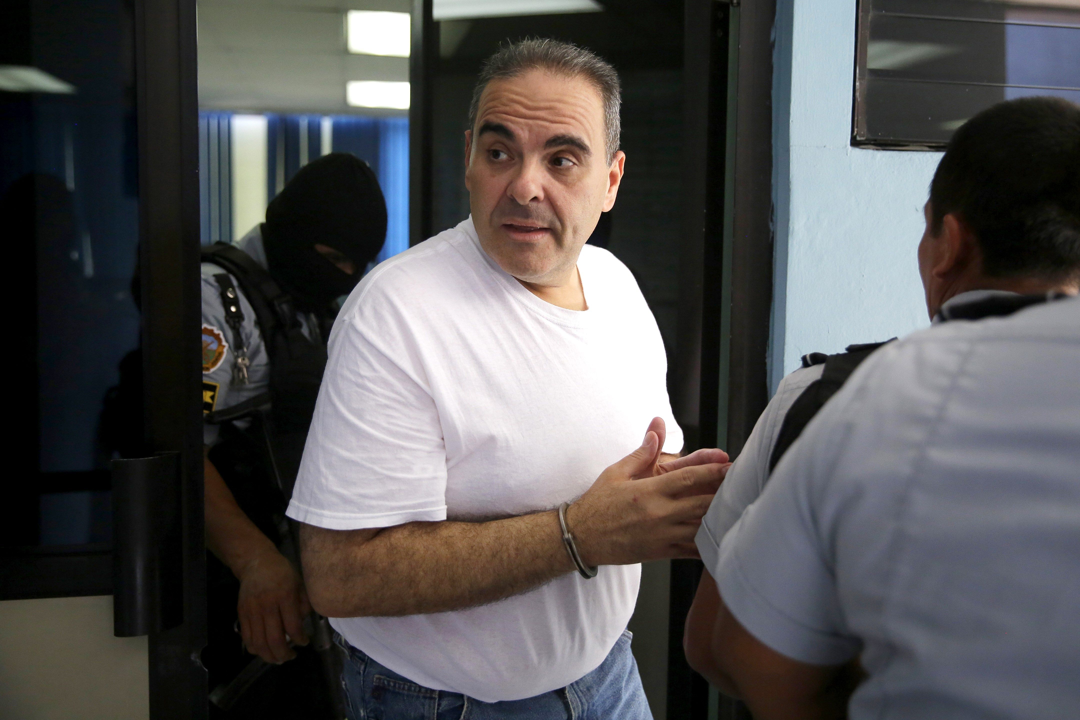 El expresidente de El Salvador, Antonio Saca, en medio de un receso durante el juicio en su contra por cohecho. (Foto Prensa Libre: EFE)