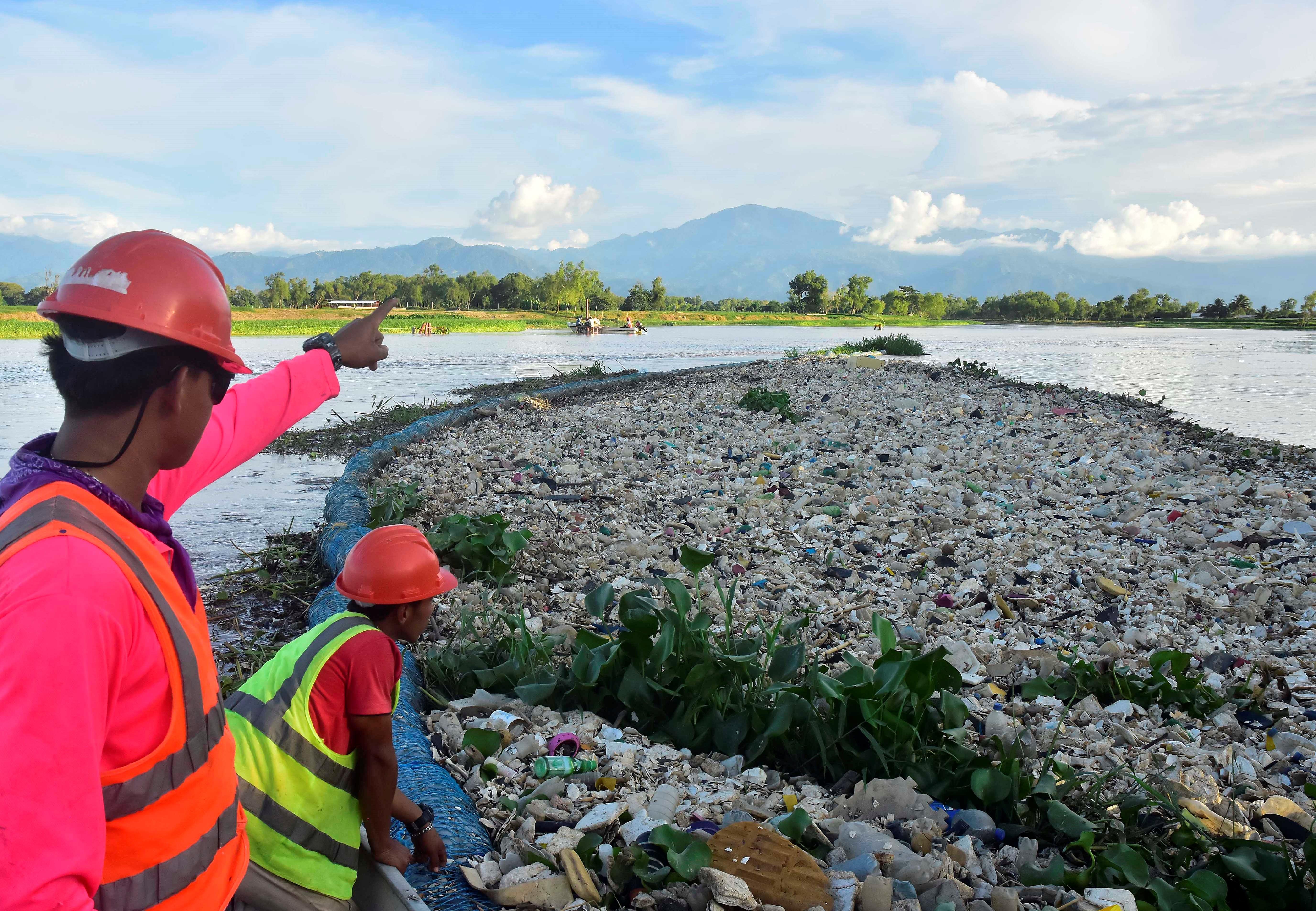 Trampa de basura que el Marn colocó al final del río Motagua, en el Quetzalito, Izabal, para tratar de evitar que miles de toneladas de basura lleguen a las playas de Guatemala y Honduras, pero que no ha sido suficiente. (Foto Prensa Libre: EFE)