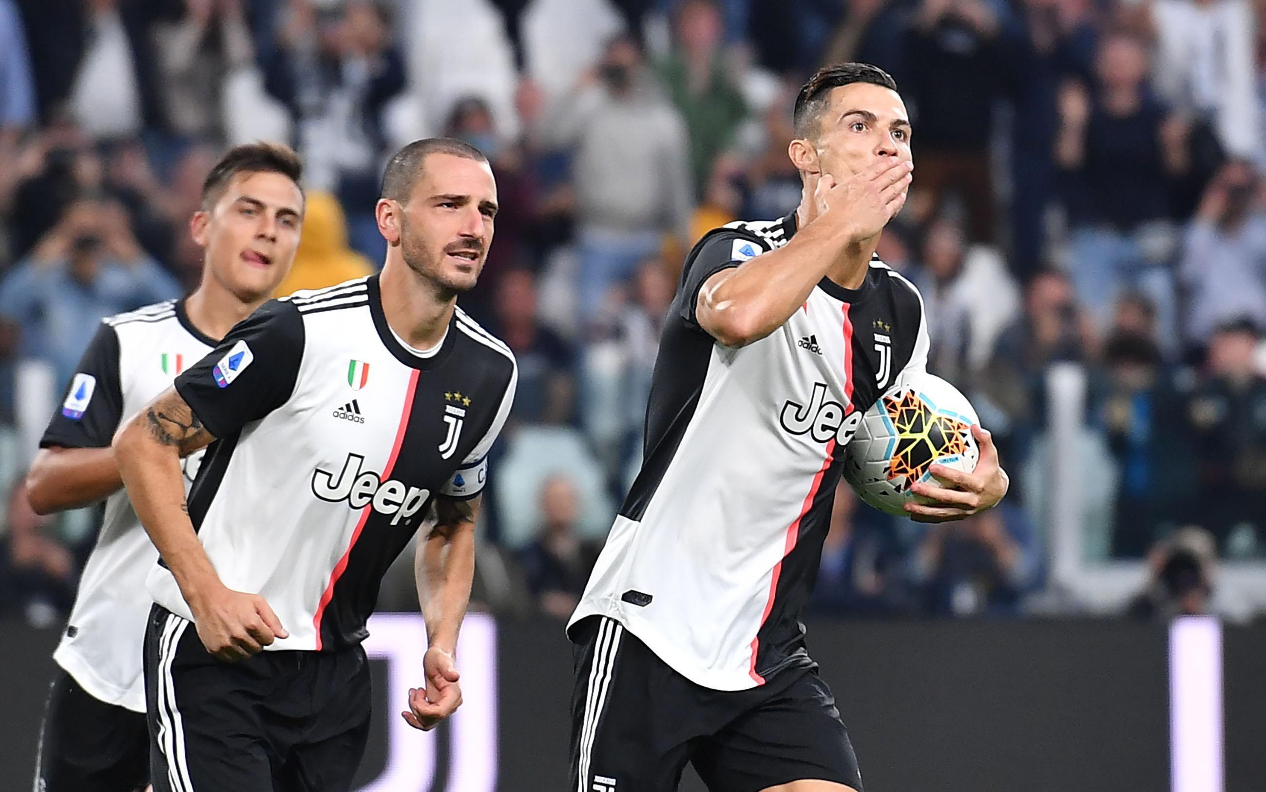 Cristiano Ronaldo celebra después de anotar el tanto de la victoria contra el  Hellas Verona FC. ( Foto Prensa Libre: EFE).