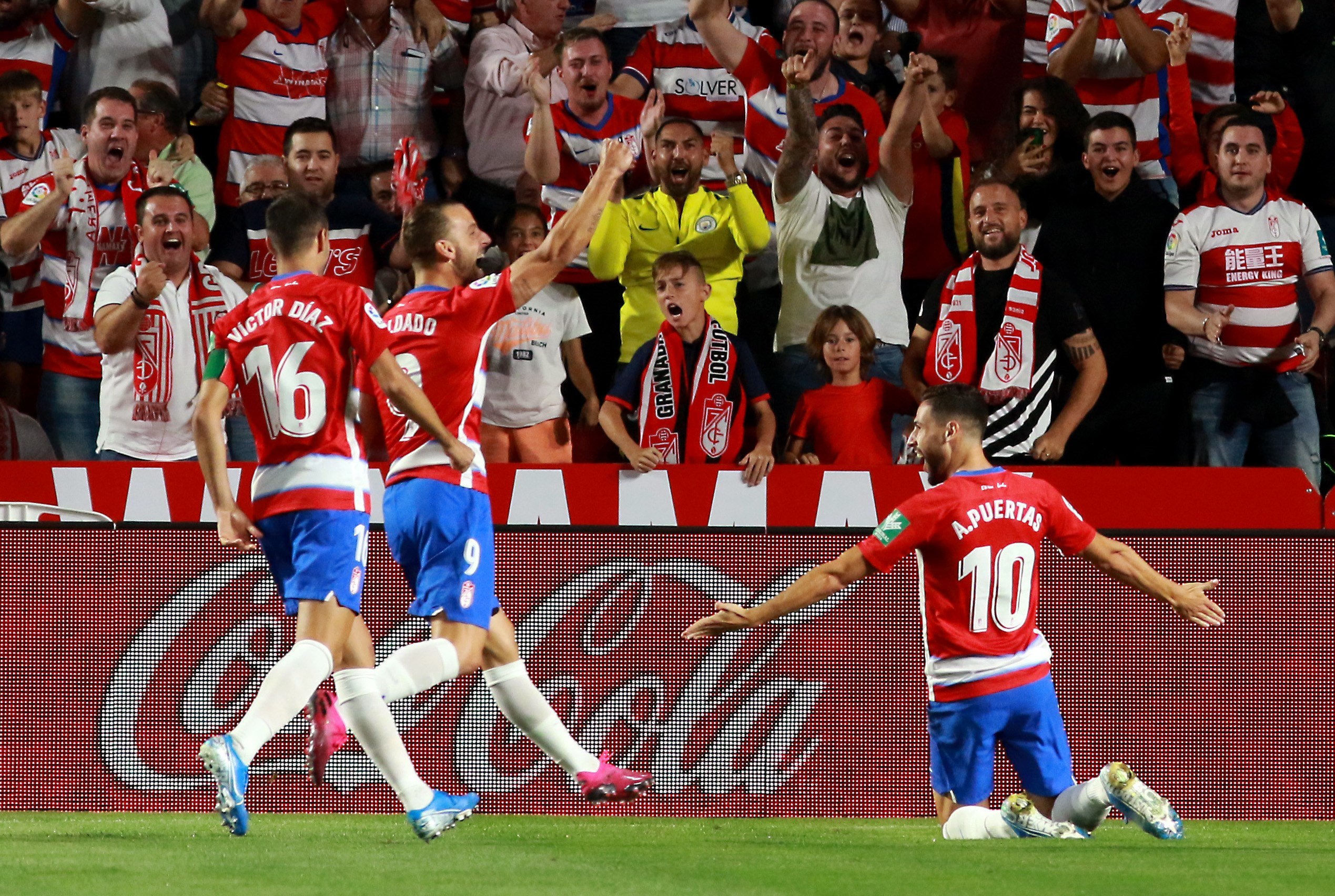 Los jugadores del Granada celebran su primer gol contra el Barcelona. (Foto Prensa Libre: EFE)