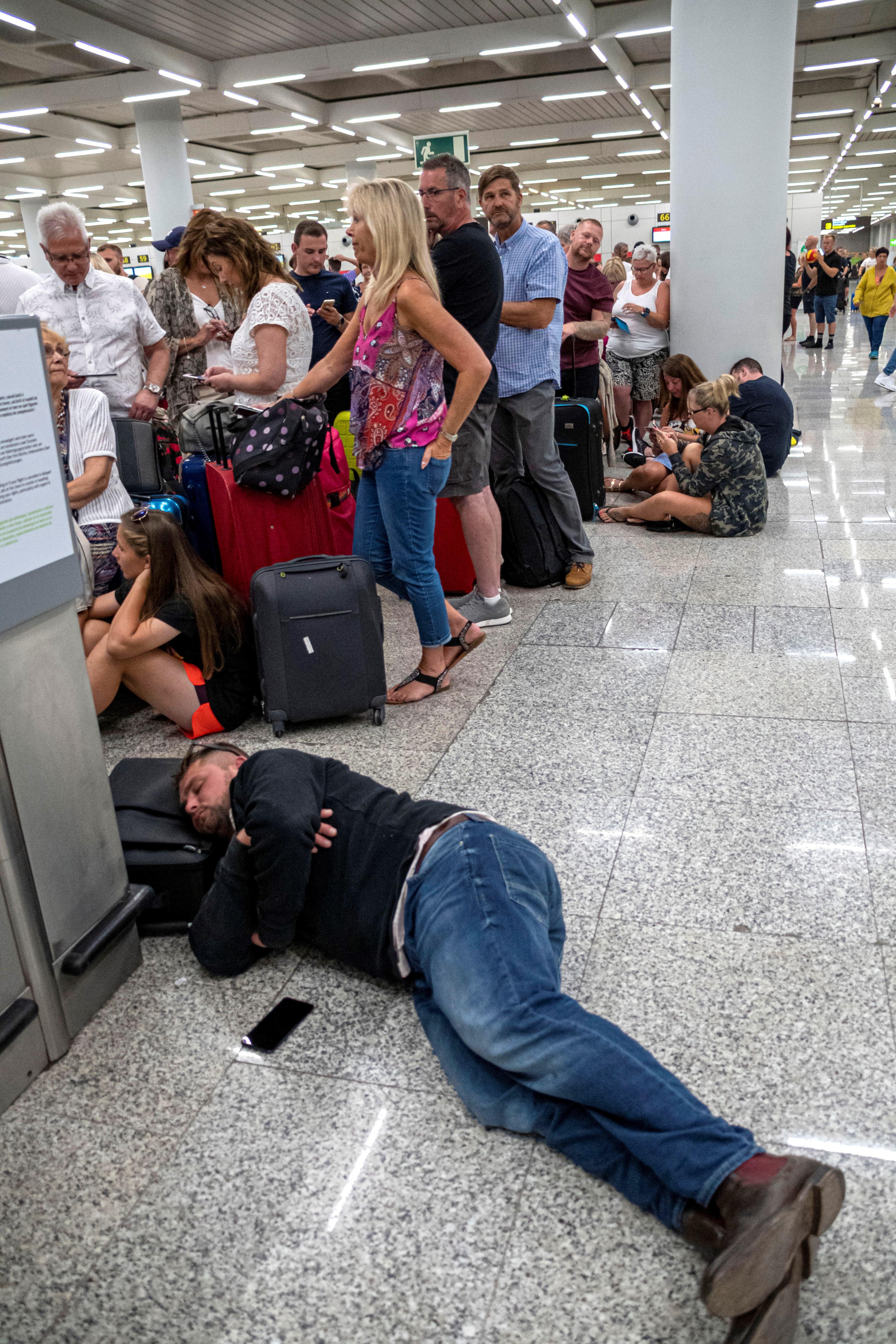La quiebra del touroperador británico Thomas Cook provocó decenas de cancelaciones aéreas que afectan a miles de turistas en todo el mundo. (Foto Prensa Libre: EFE)
