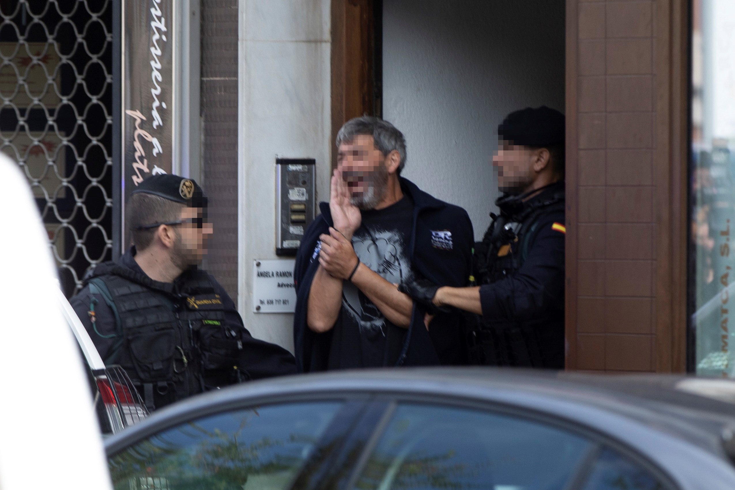 Agentes de la Guardia Civil acompañan a uno de los nueve detenidos durante el registro de un domicilio en Sabadell (Barcelona), por planear acciones violentas. (Foto Prensa Libre: EFE)
