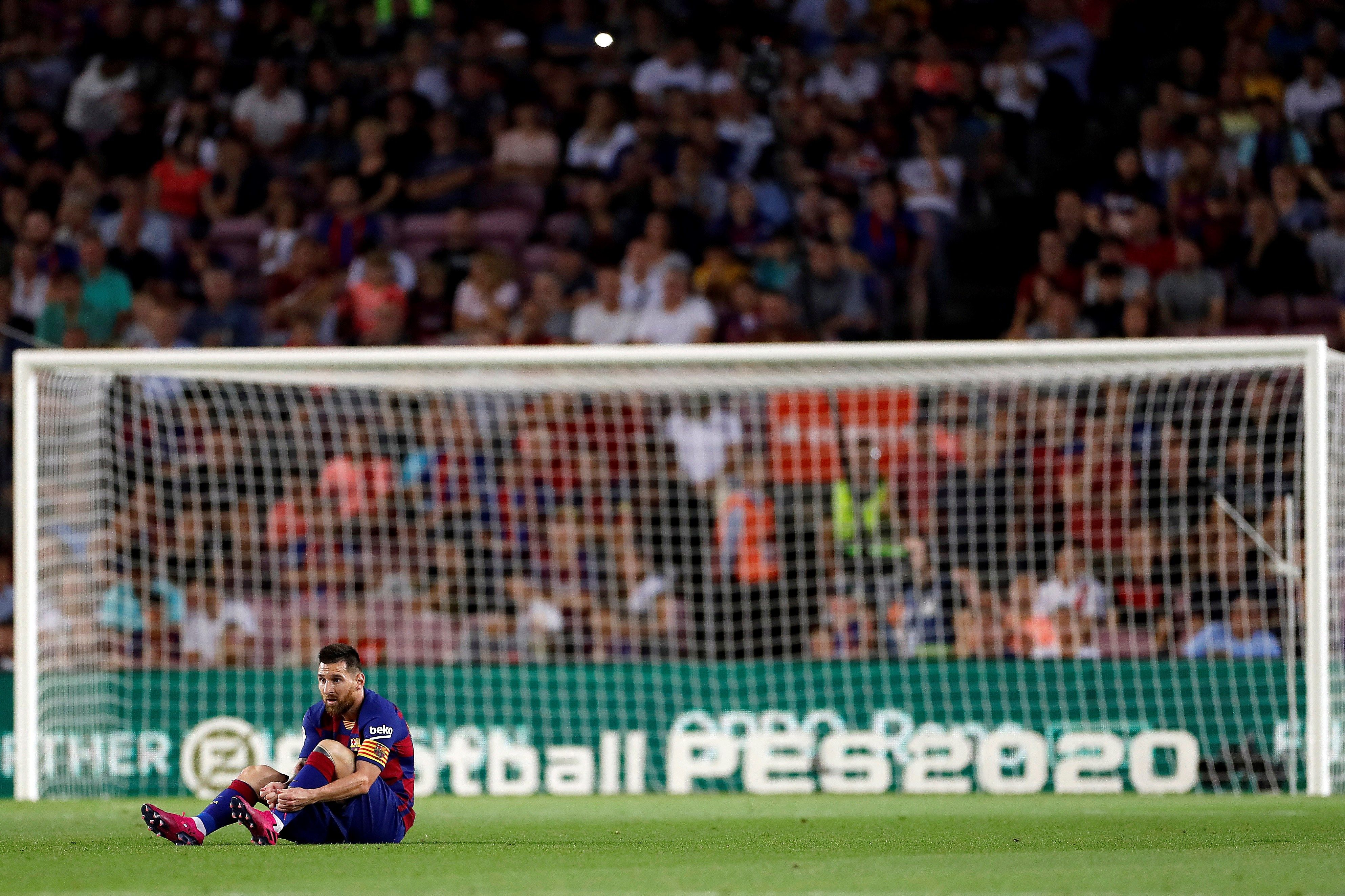 Lionel Messi luce muy triste porque se volvió a lesionar. (Foto Prensa Libre: EFE)