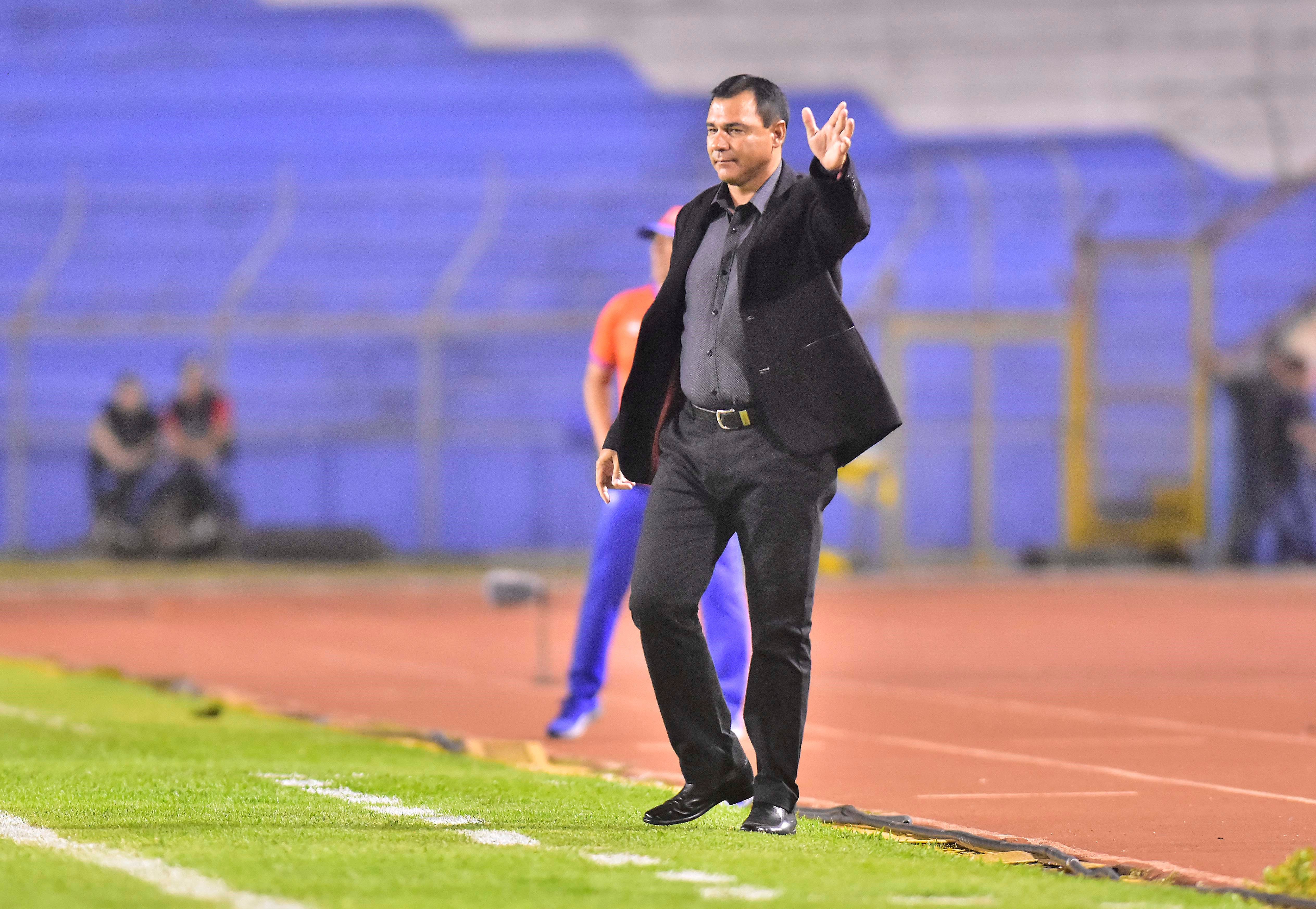 El entrenador guatemalteco Mauricio Tapia dice que era muy complicado lograr la remontada. (Foto Prensa Libre: EFE)