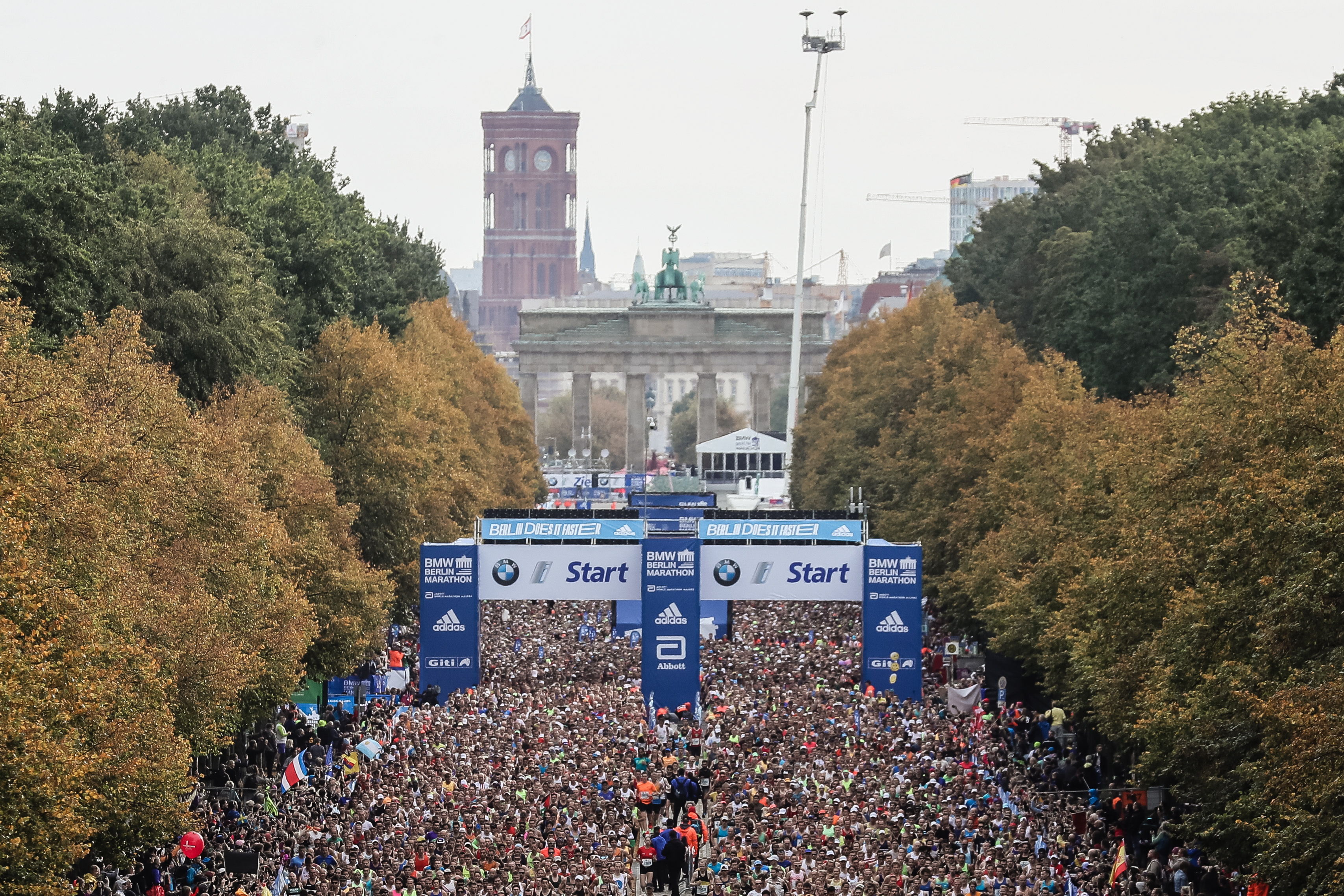 Cerca de 47 mil corredores de diversos países participaron en 2019 en el maratón de Berlín, Alemania. Foto Prensa Libre: EFE.