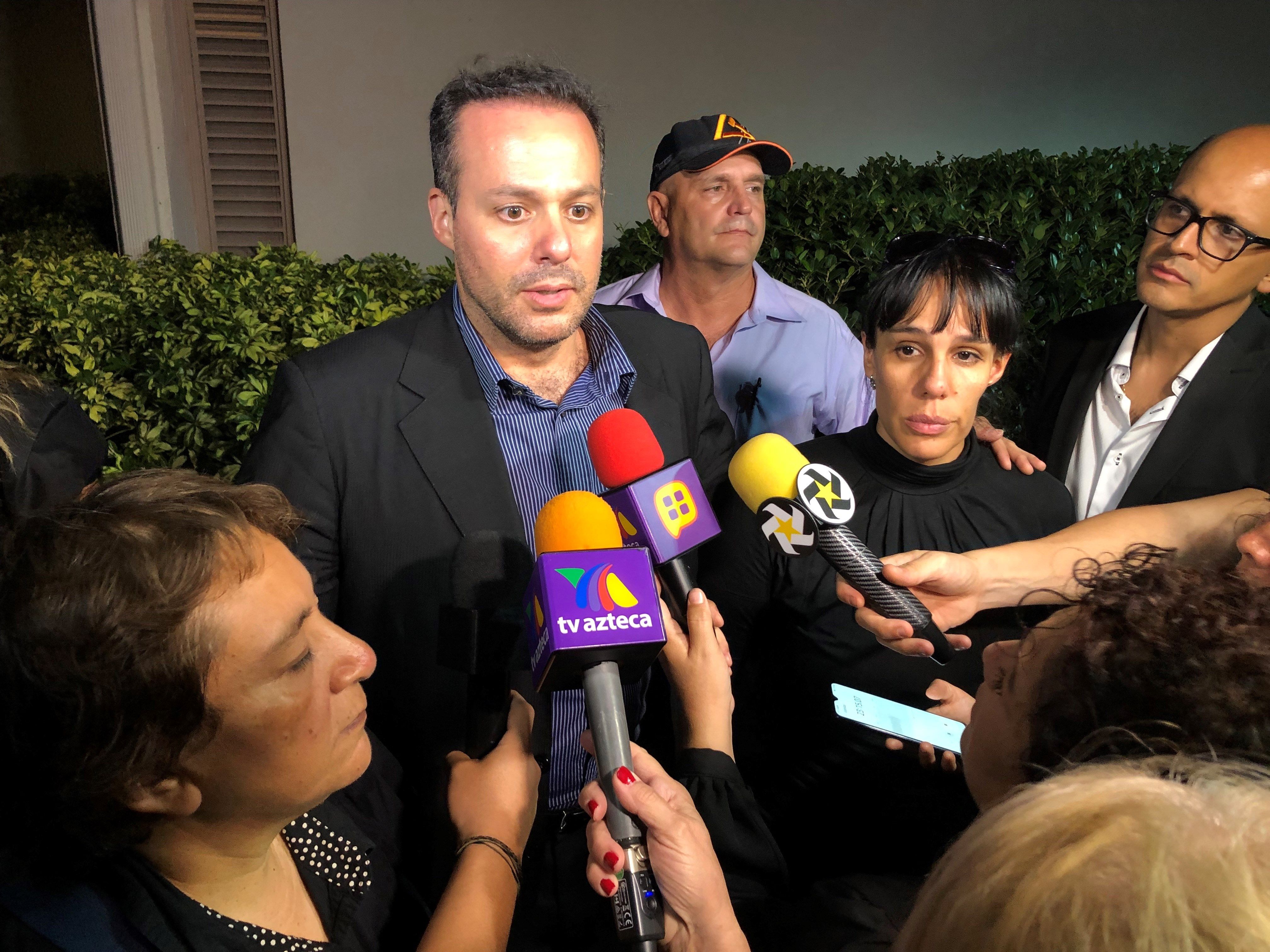José Joel Sosa y Marysol Sosa hablan con periodistas sobre la muerte de su padre. (Foto Prensa Libre: EFE)